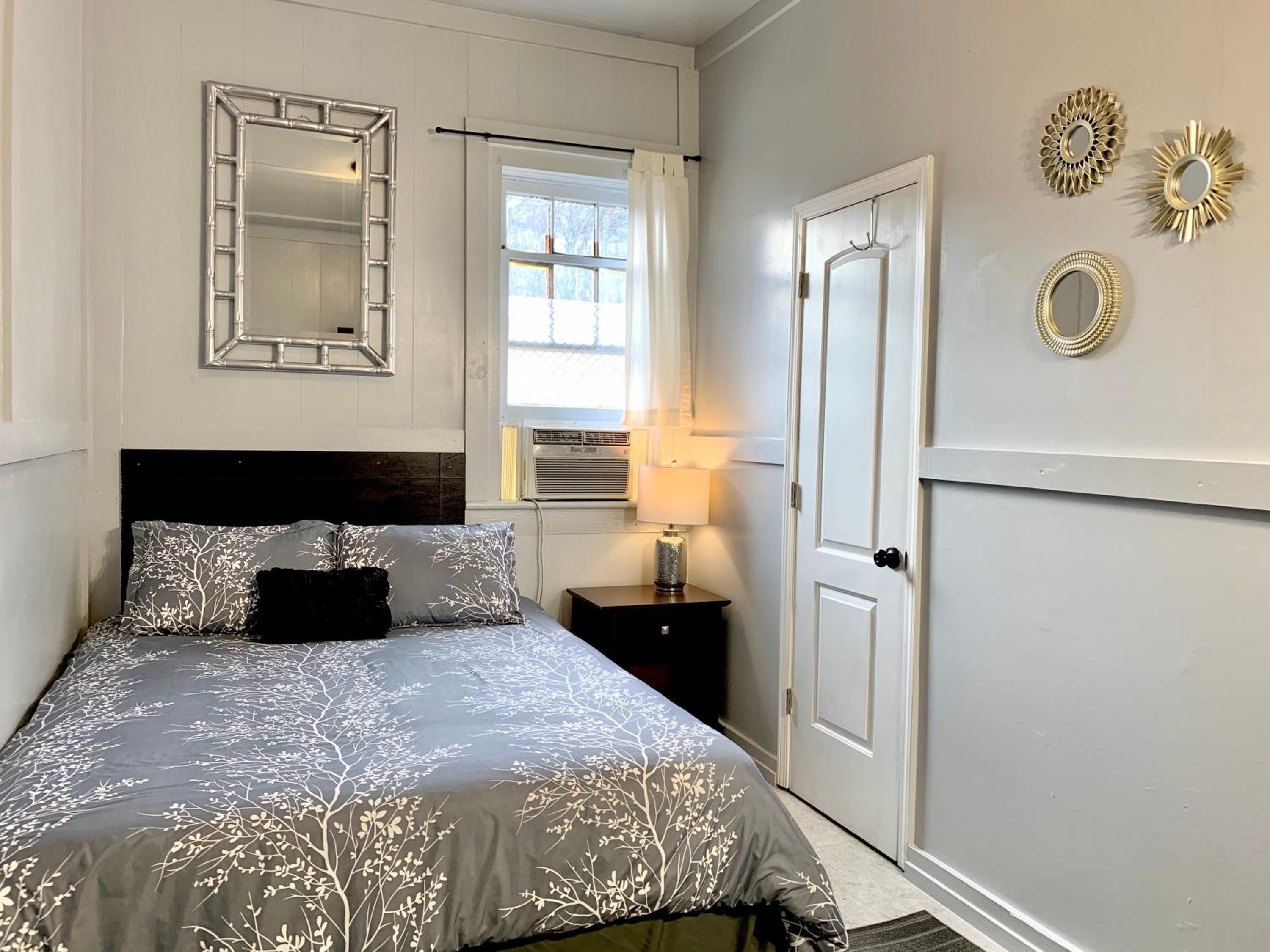 Queen Room photo 1