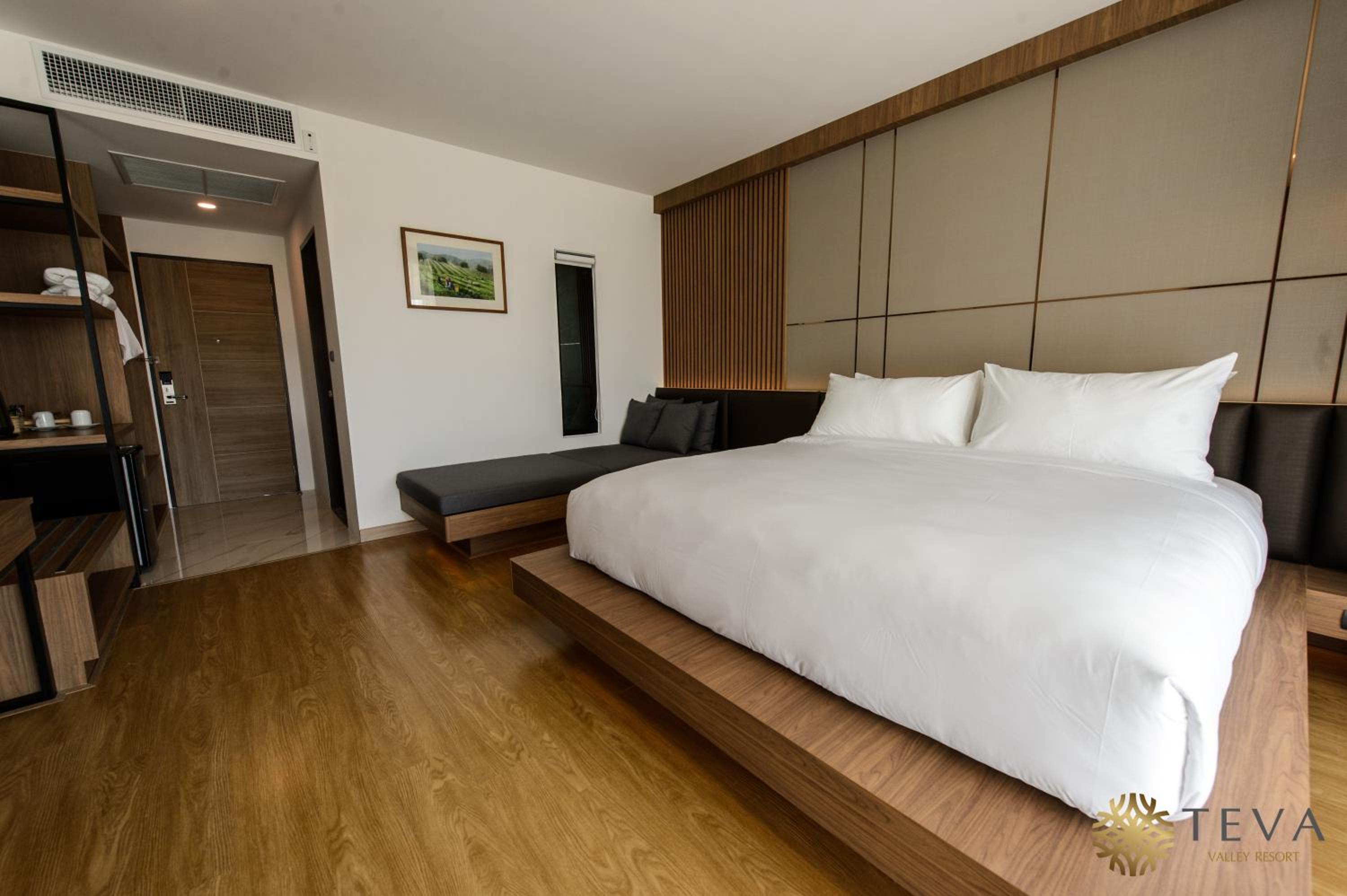 King Suite with Balcony - Photo 5