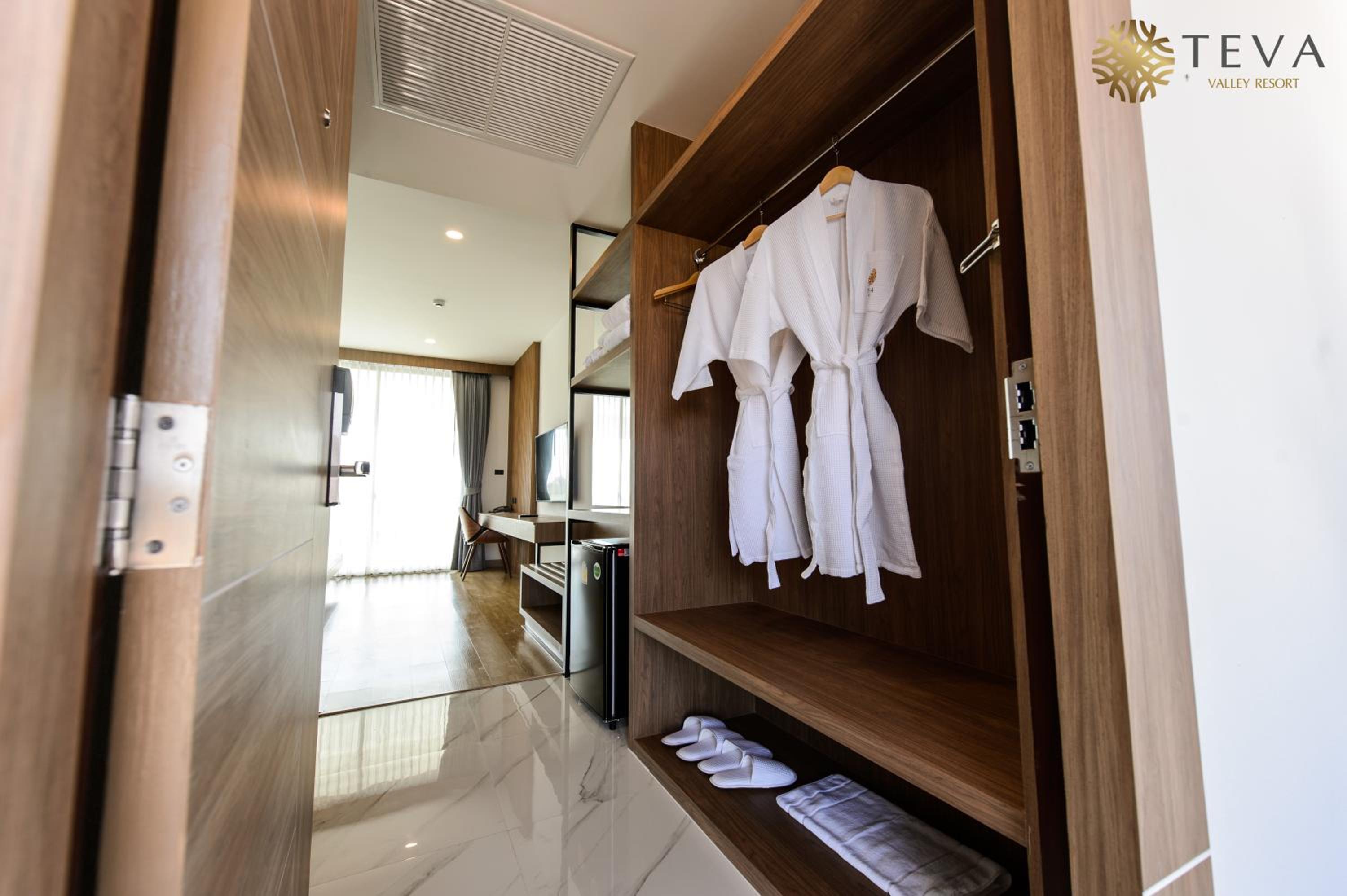King Suite with Balcony - Photo 4