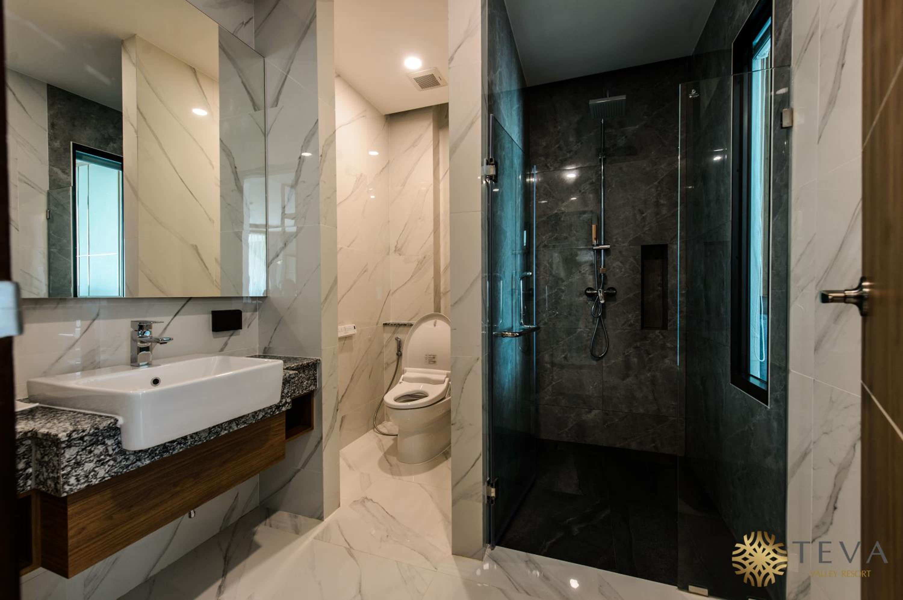 King Suite with Balcony - Photo 6