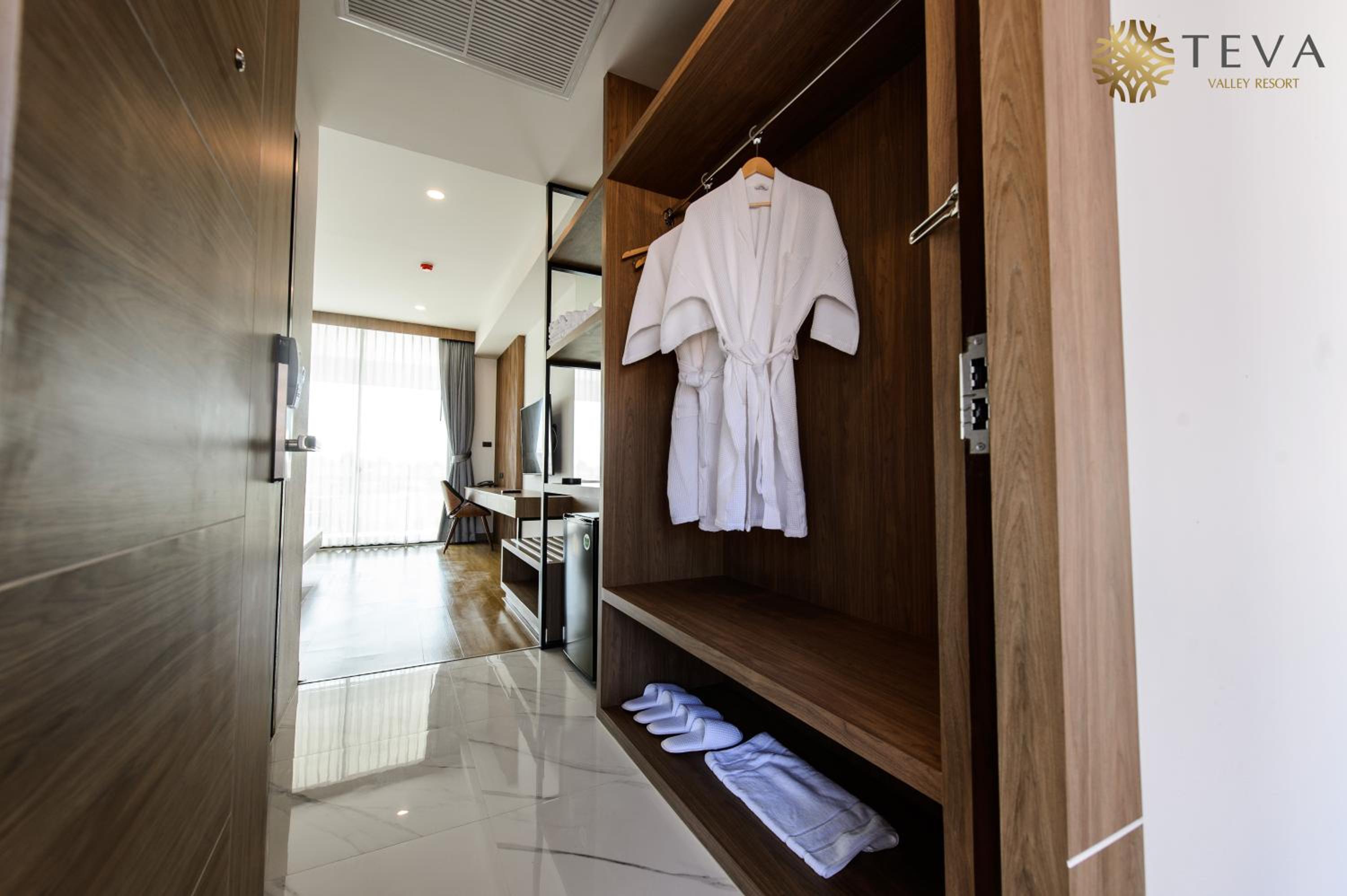 Twin Room with Balcony - Photo 7