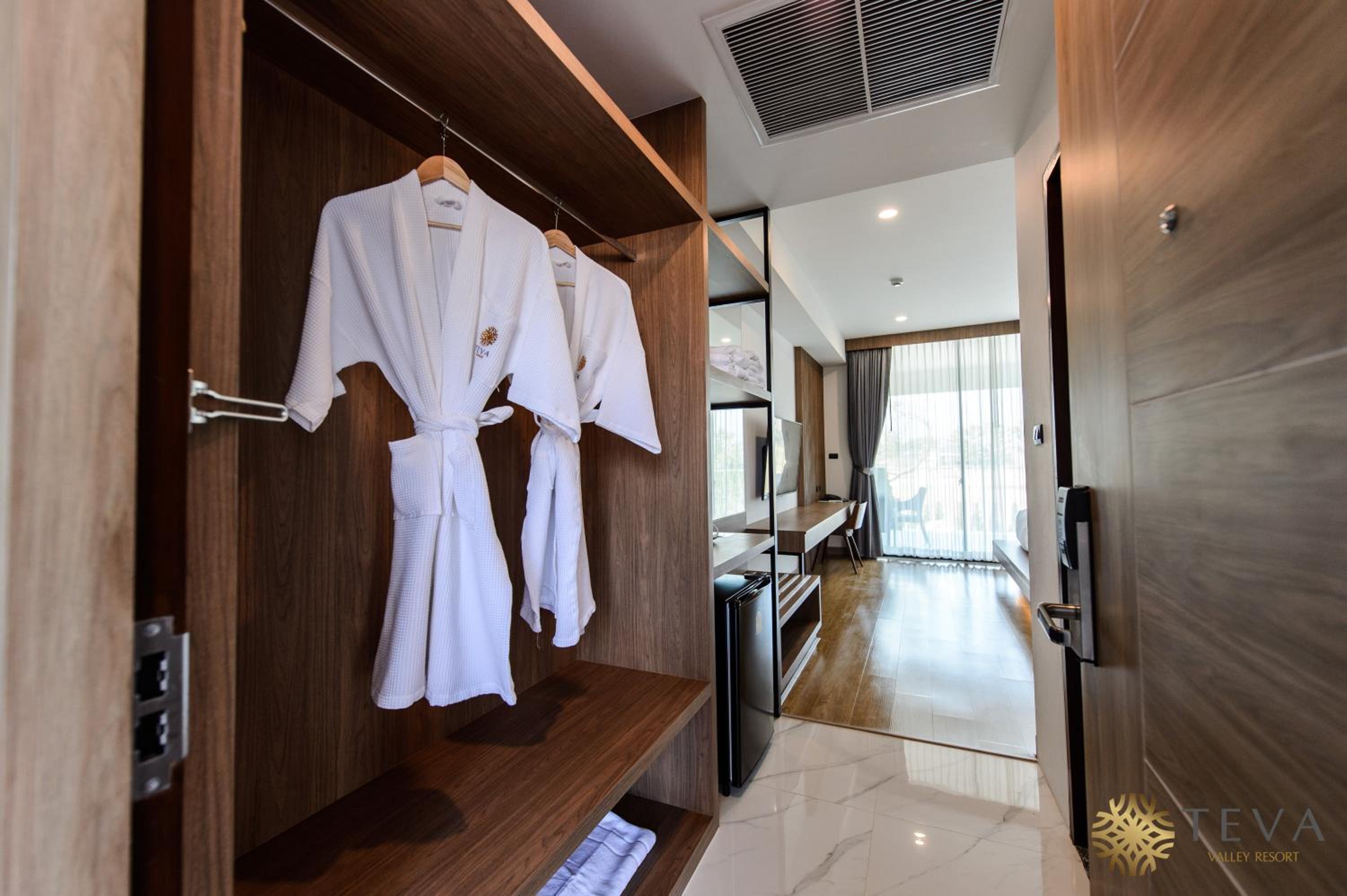 Suite with Hot Tub - Photo 5