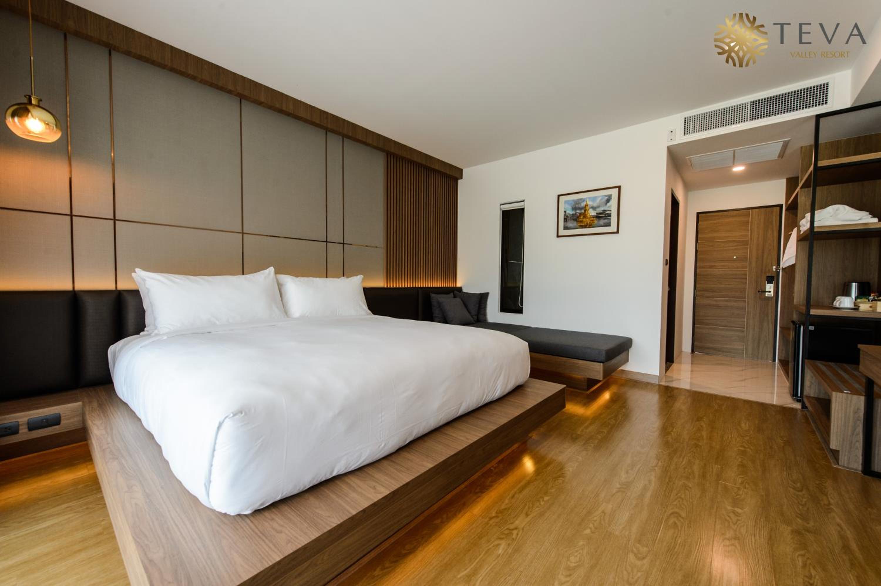 Suite with Hot Tub - Photo 3