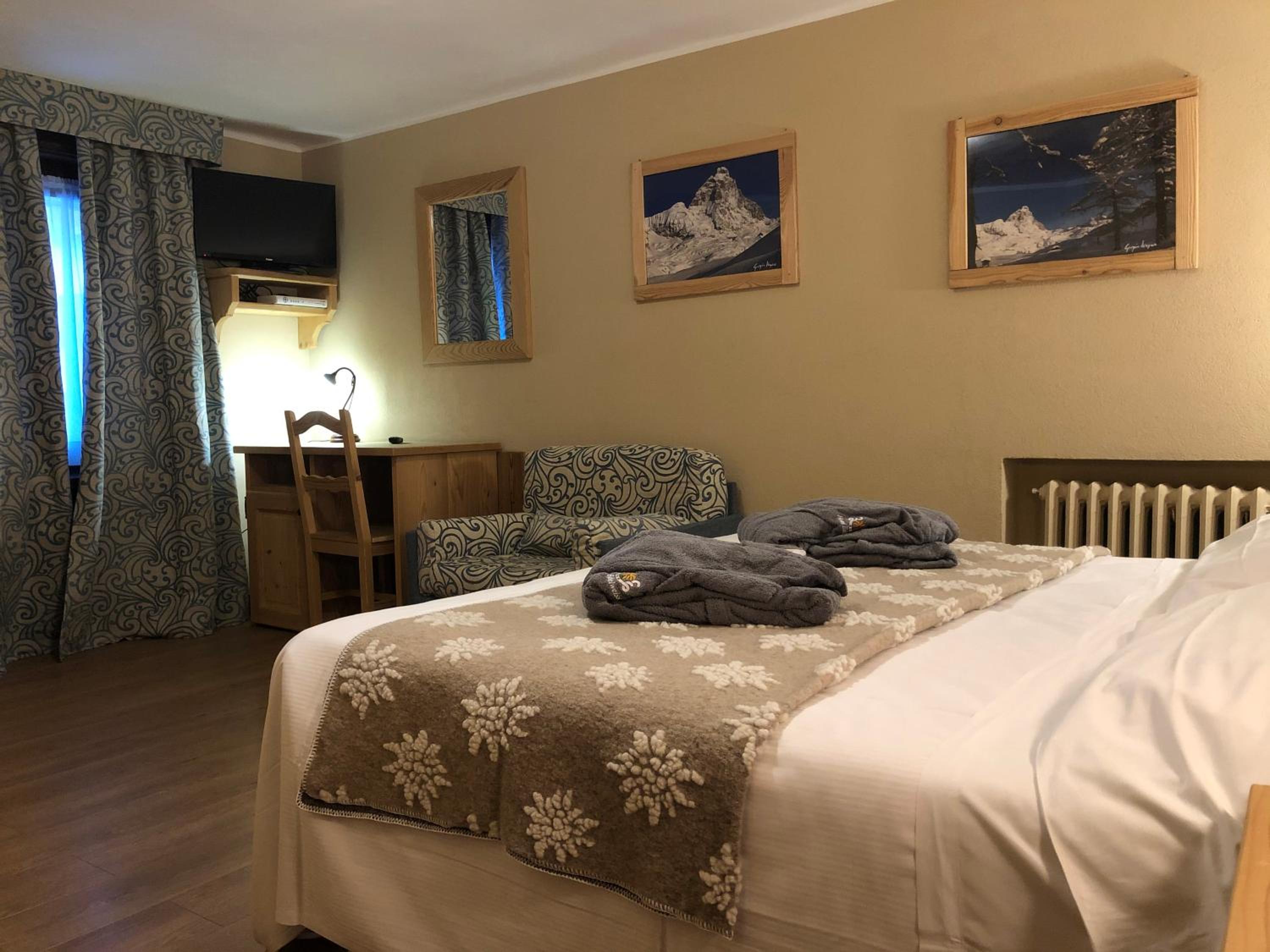 Double or Twin Room - Photo 8