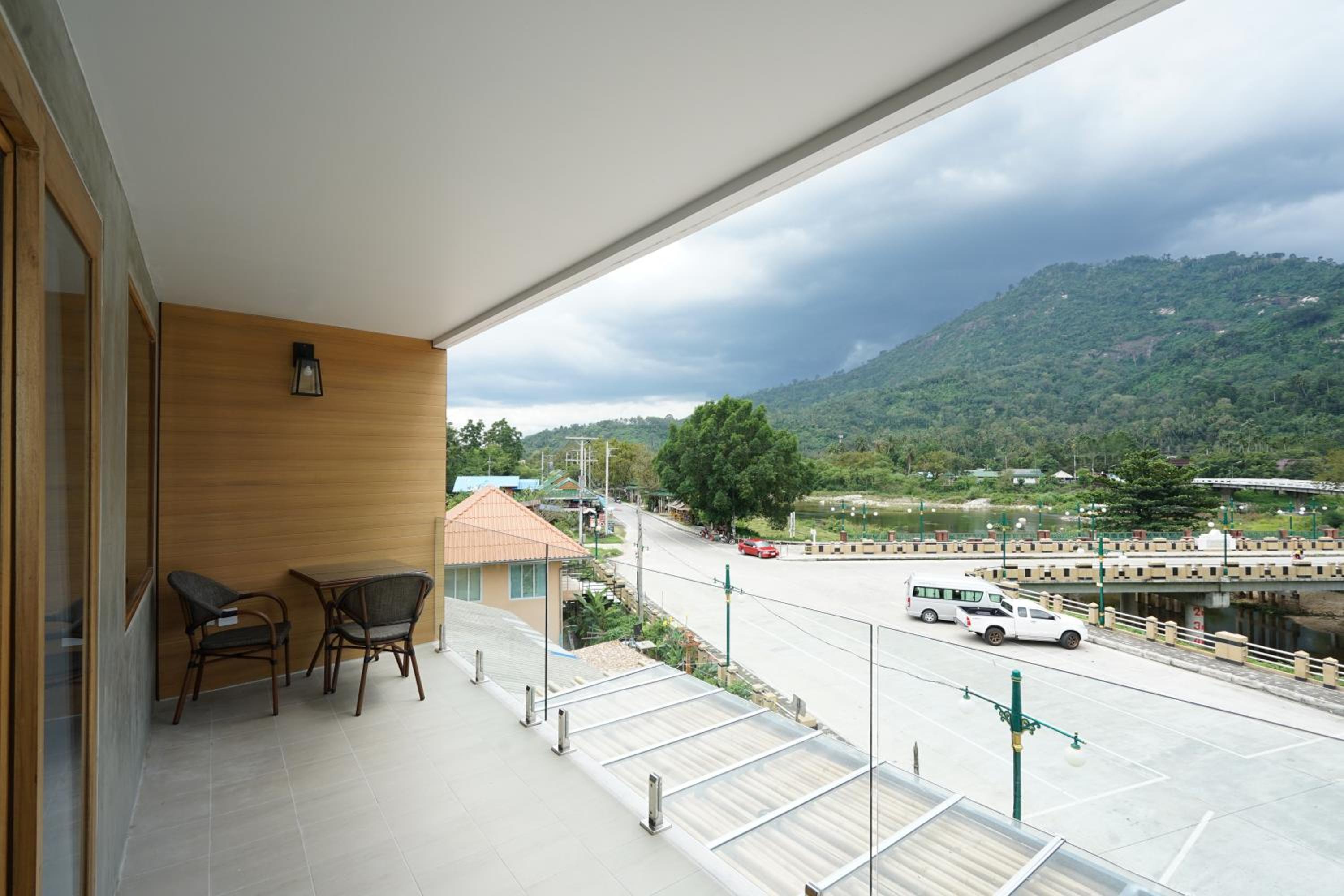 Family Room with Mountain View - Photo 5