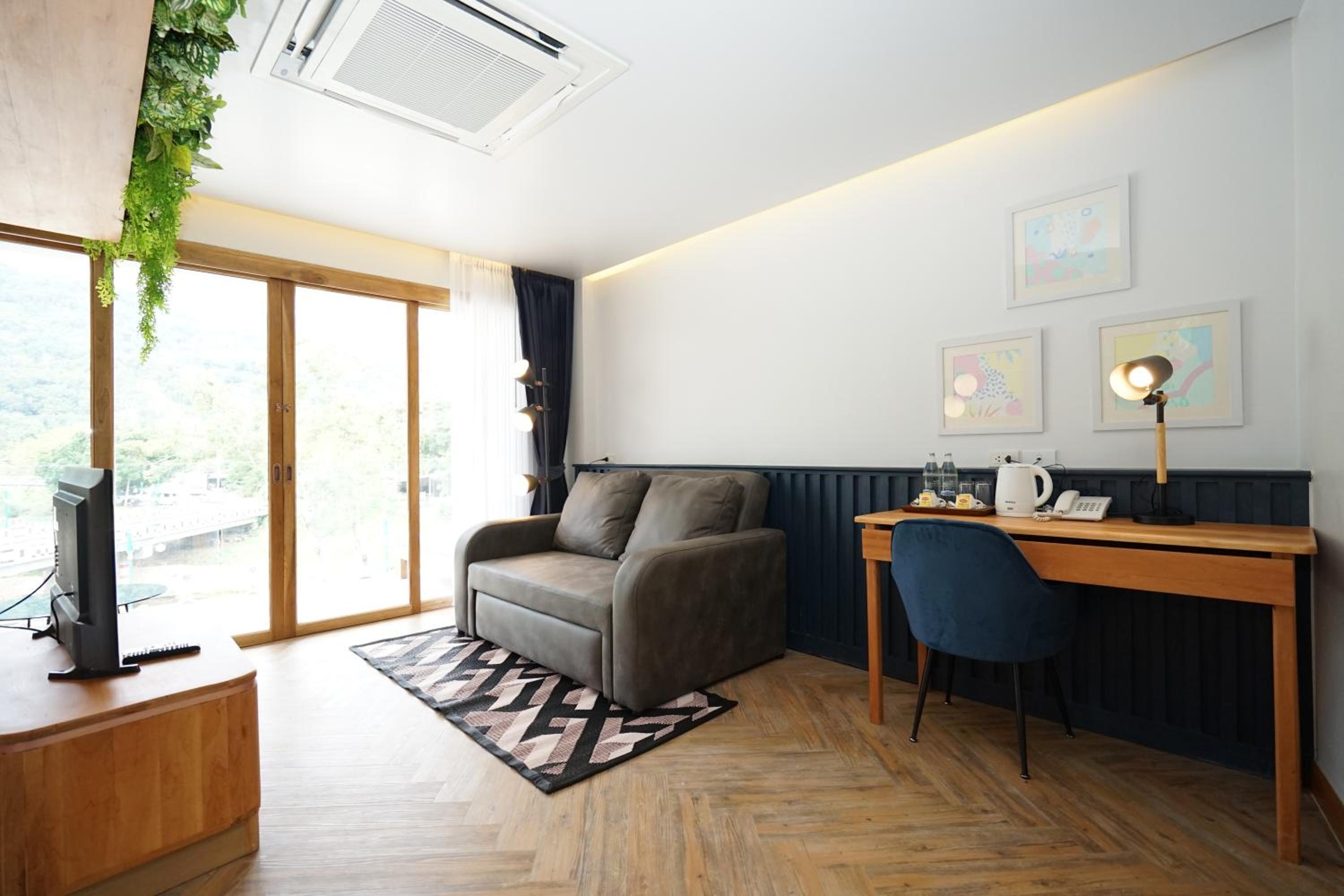 Family Room with Mountain View - Photo 6