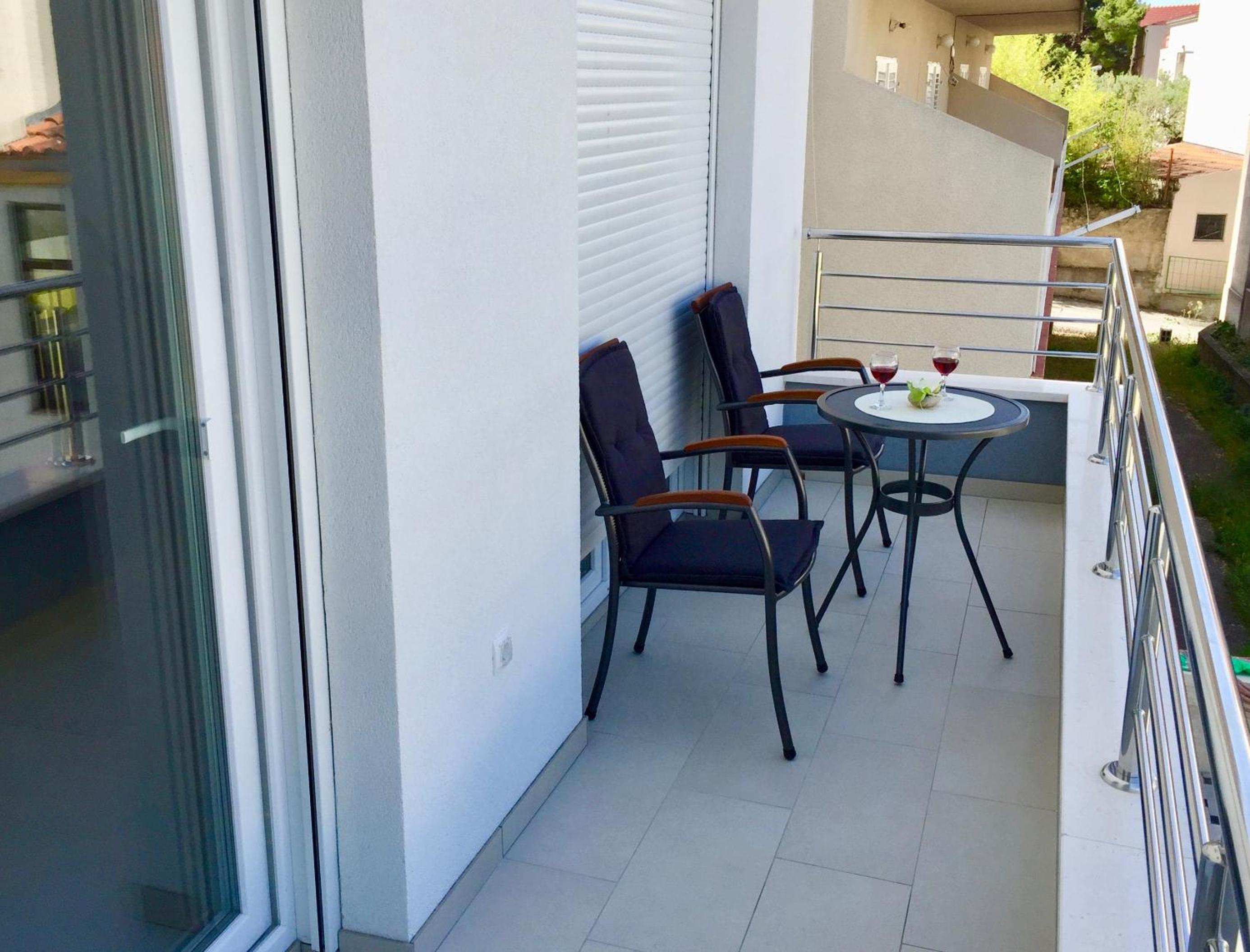 Apartment with Balcony - Photo 6