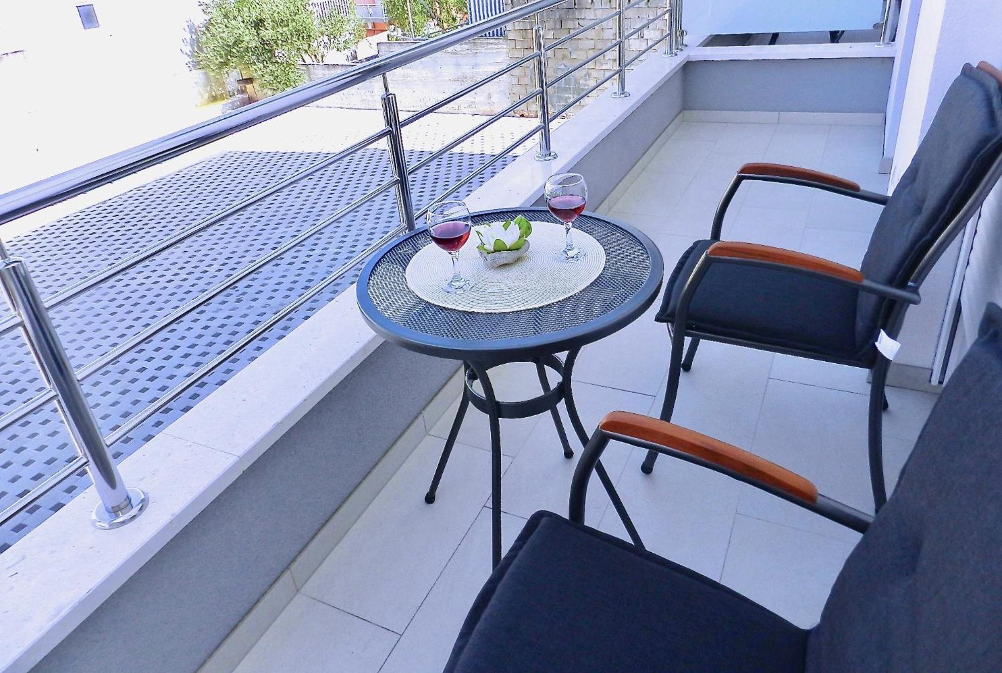 Apartment with Balcony - Photo 5