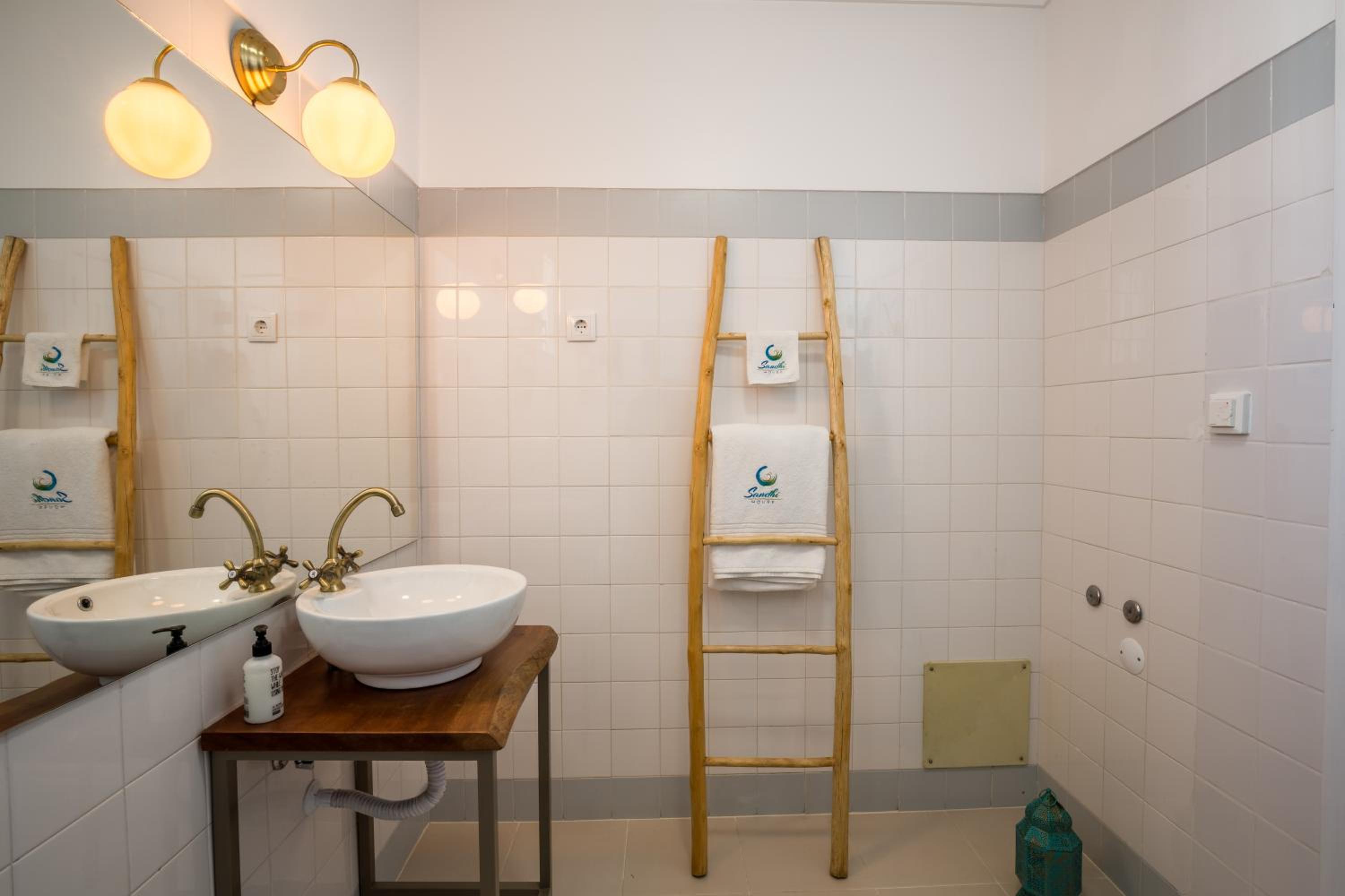 Double Room with Shared Bathroom photo 2