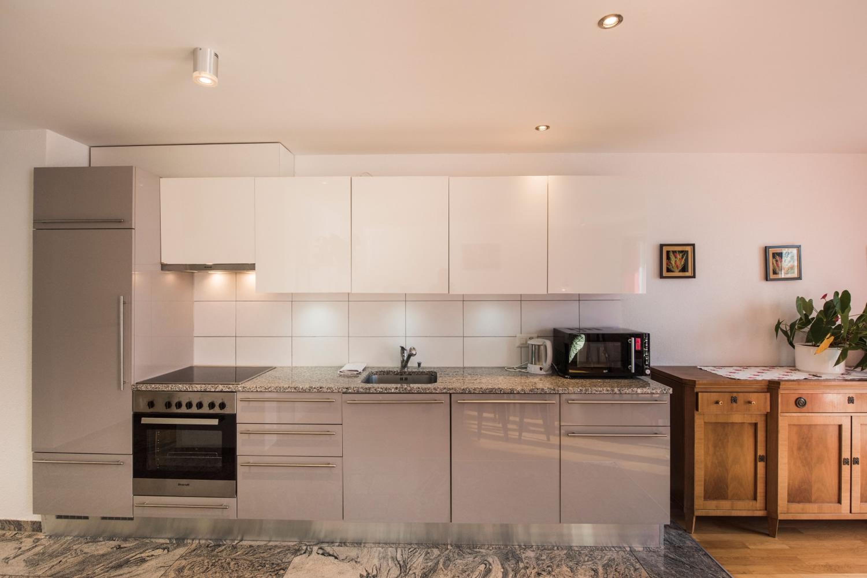 Two-Bedroom Apartment with Mountain View photo 2