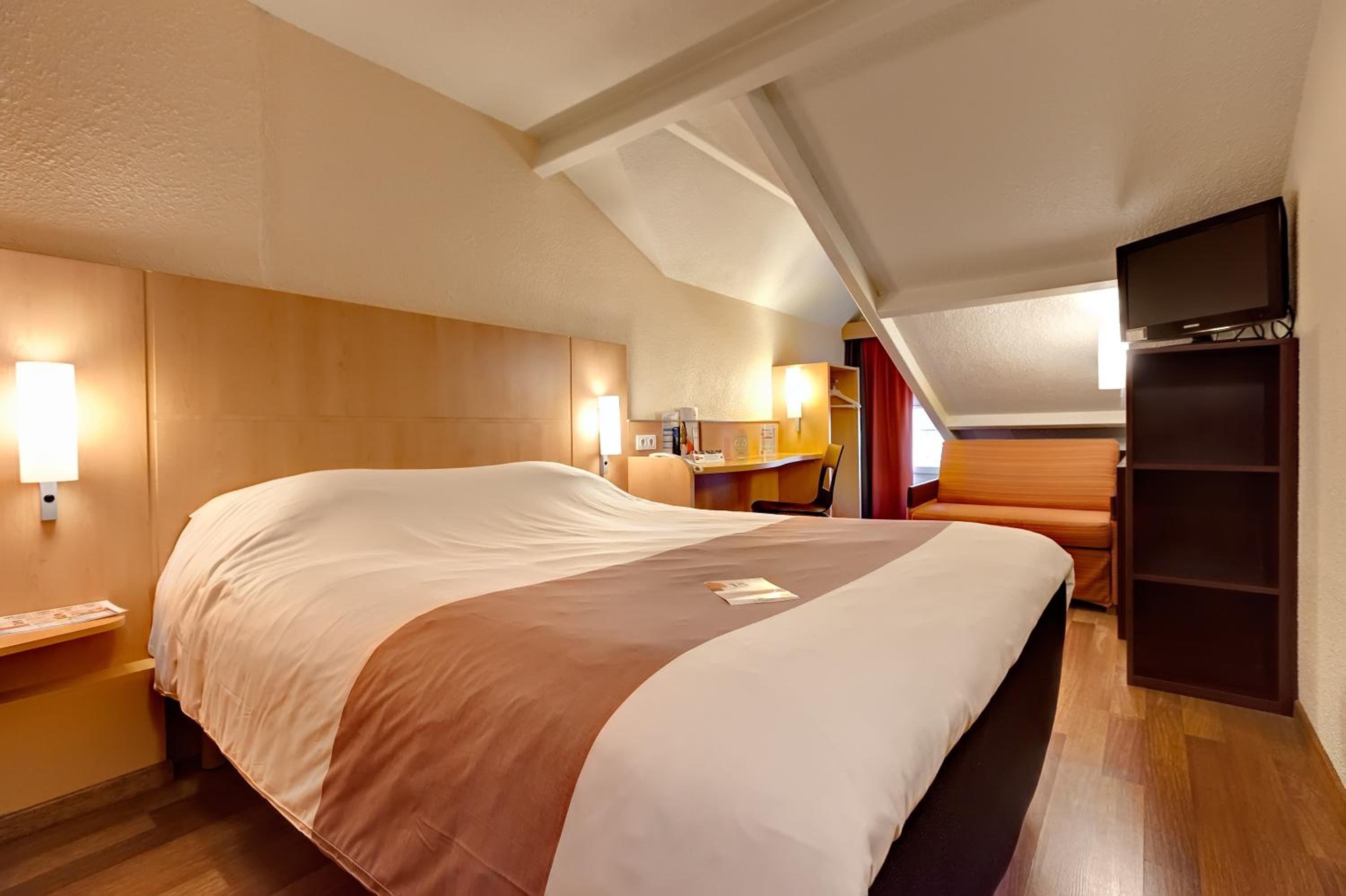 Standard  Room with 1 Double bed and 1 Sofa Bed - Photo 8