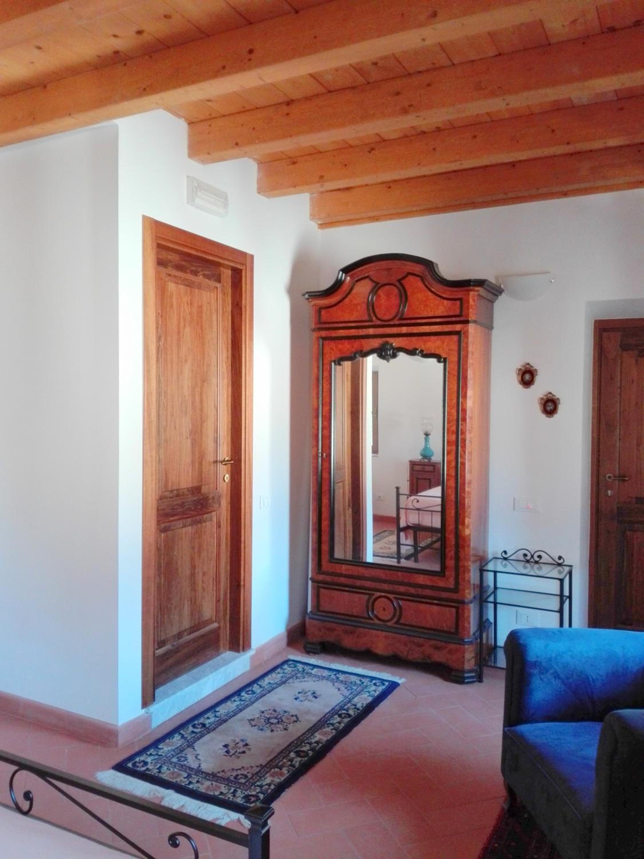 Deluxe Room (2 Adults + 1 Child) - Photo 2