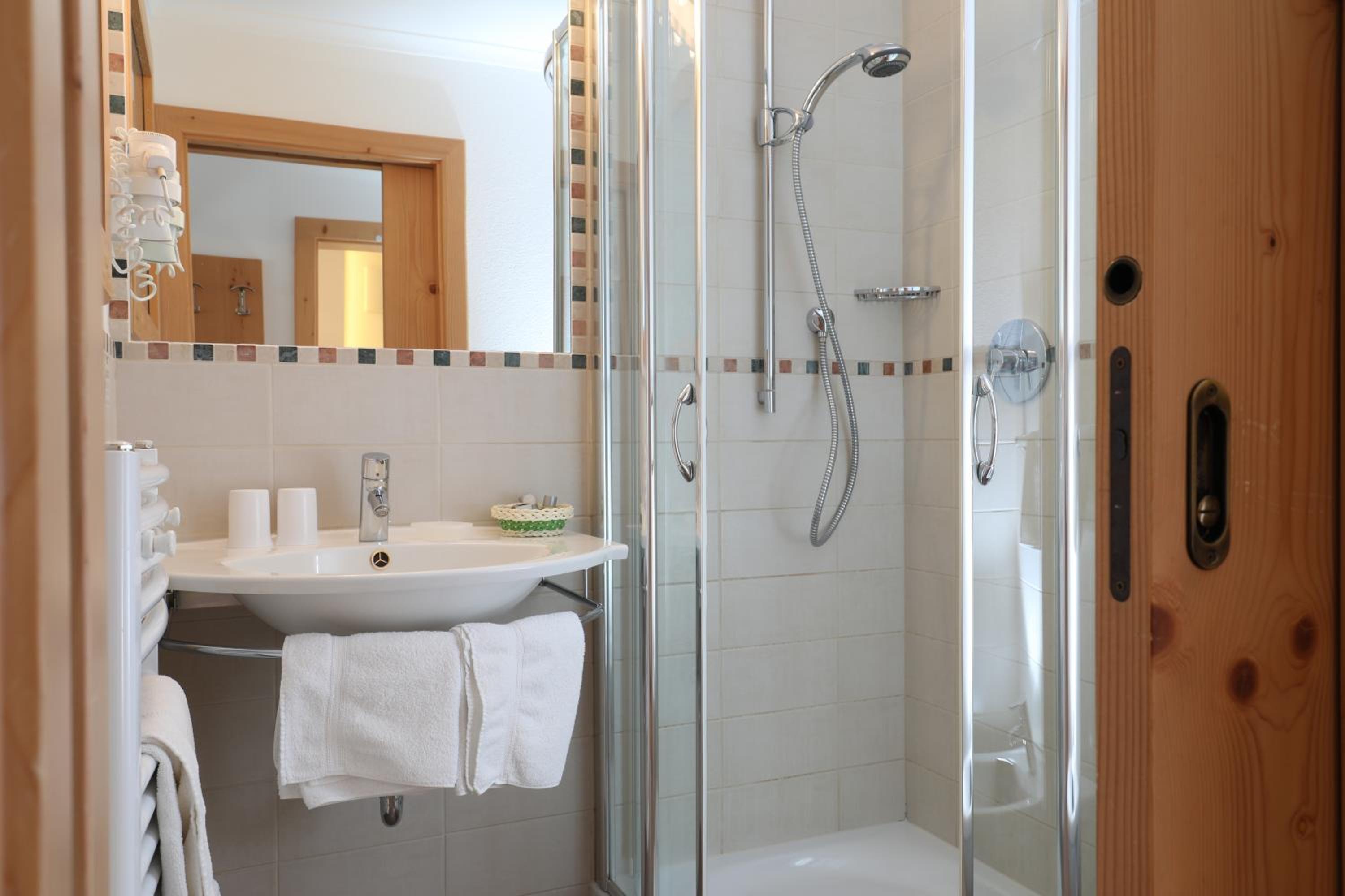 Standard Double Room - Photo 8
