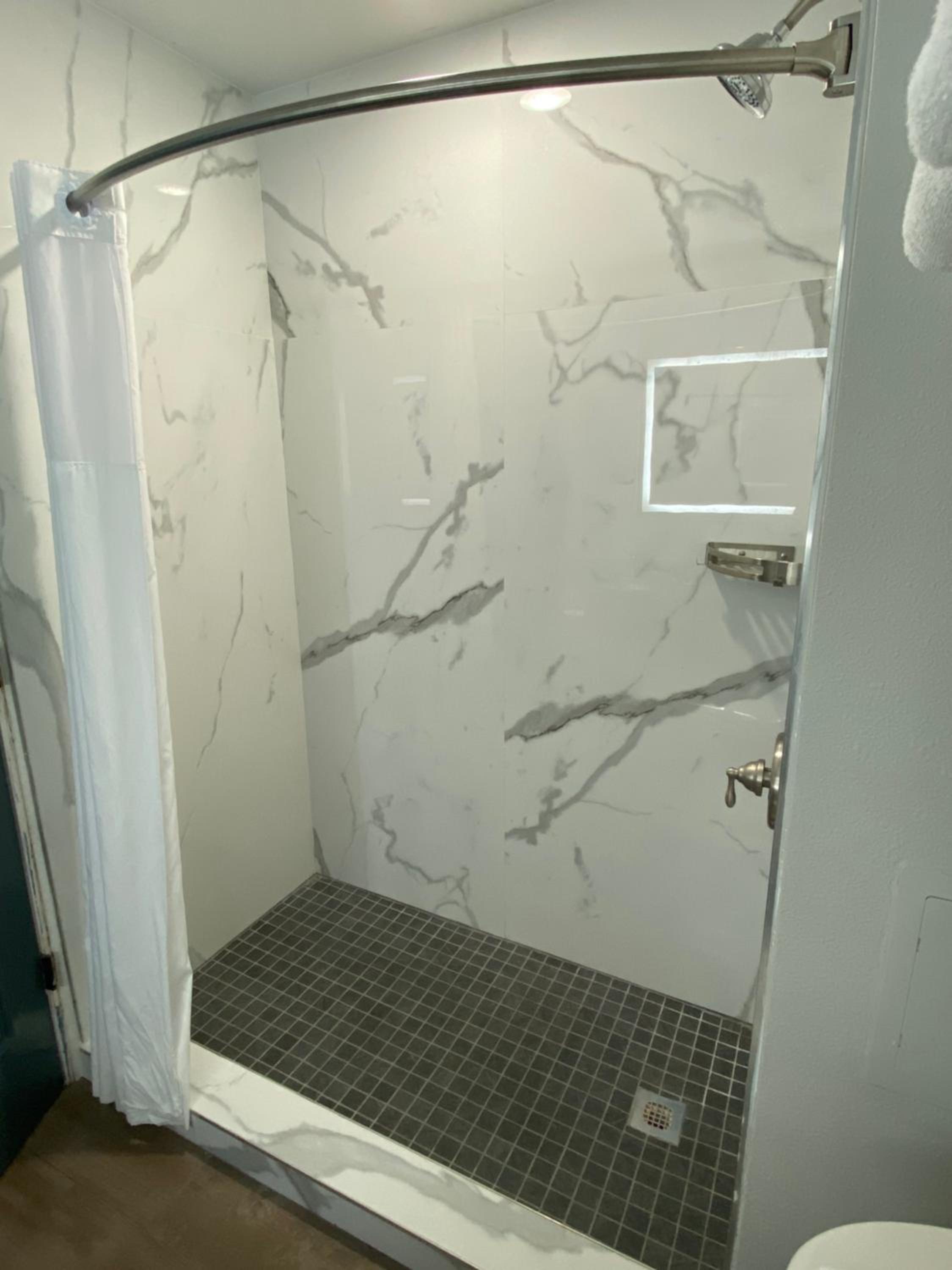Deluxe King Room - Photo 5