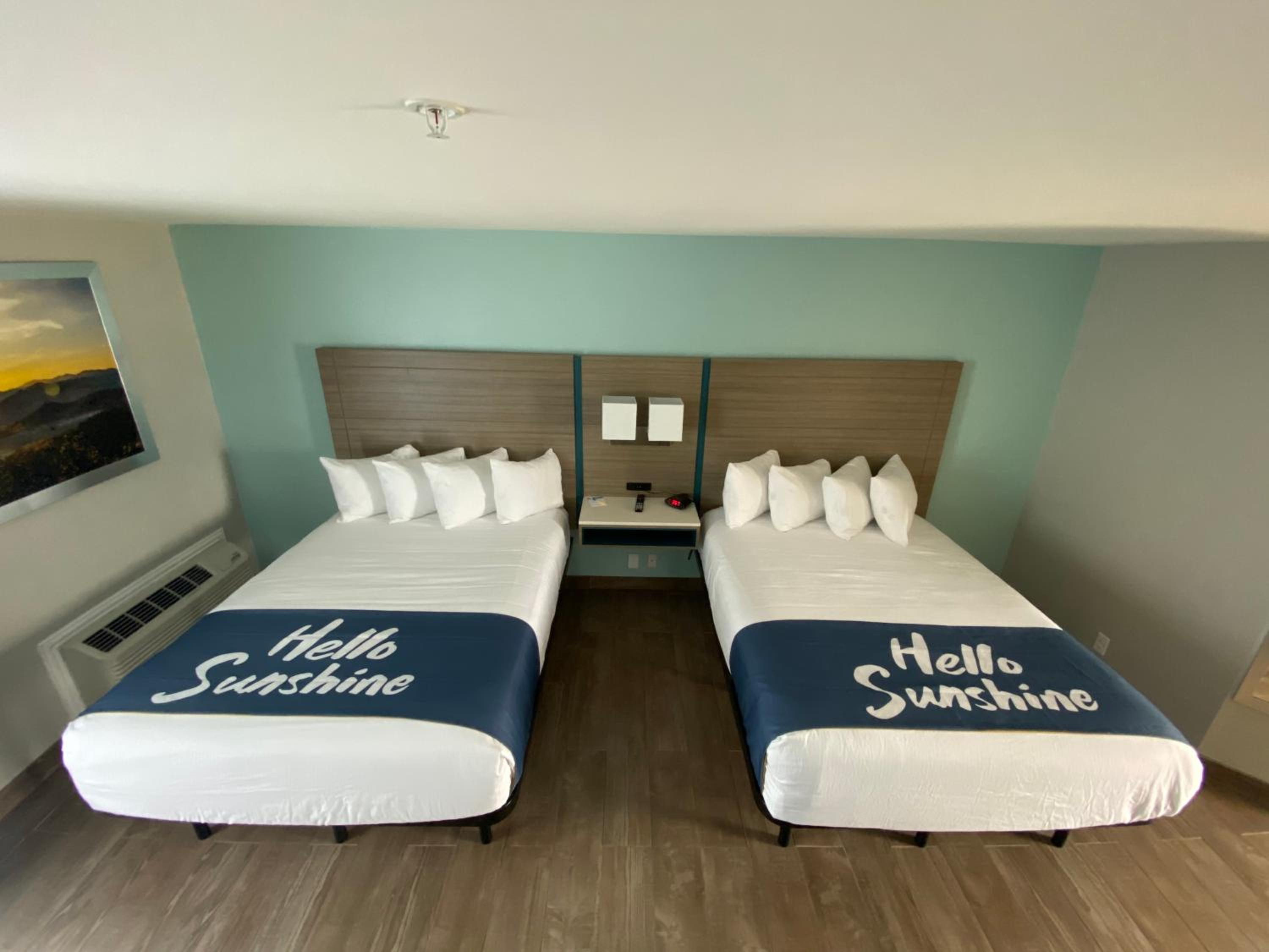 Queen Room with Two Queen Beds - Non-Smoking - Photo 7