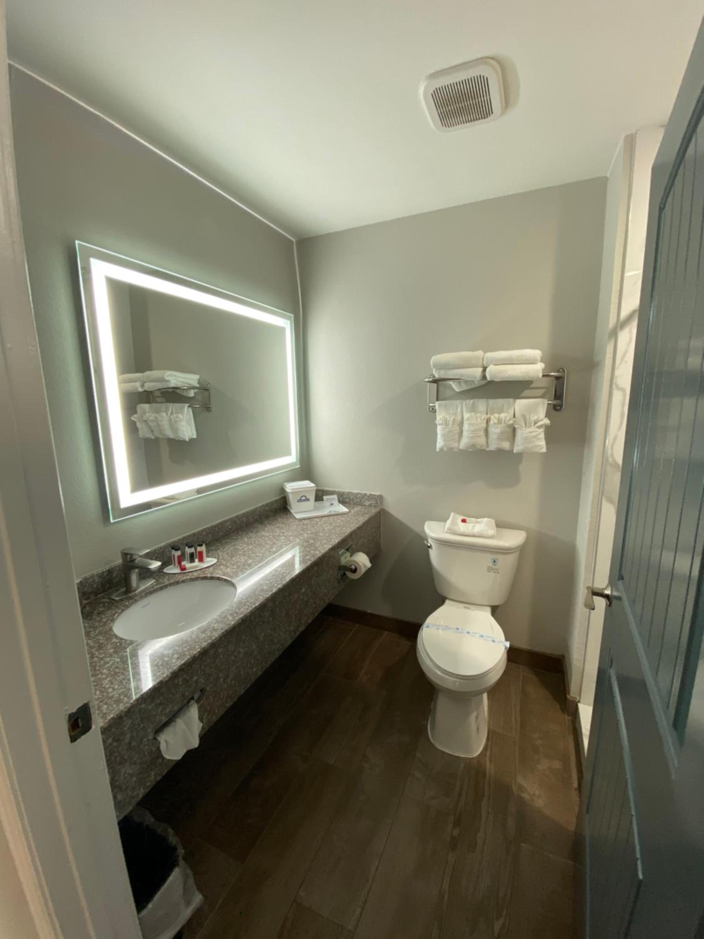 Queen Room with Two Queen Beds - Non-Smoking - Photo 8