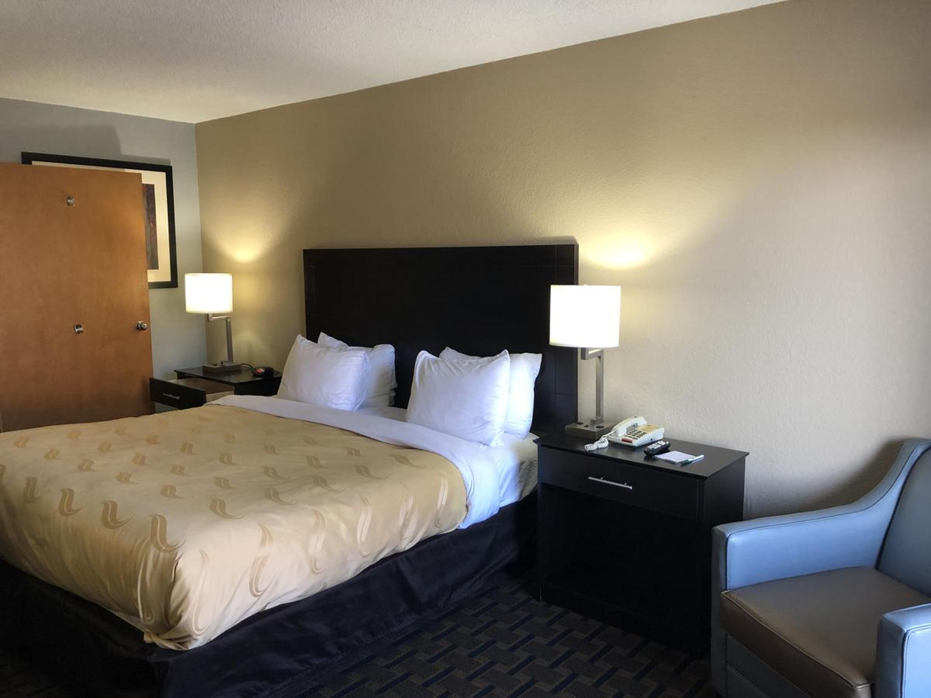King Room - Accessible/Smoking - Photo 2