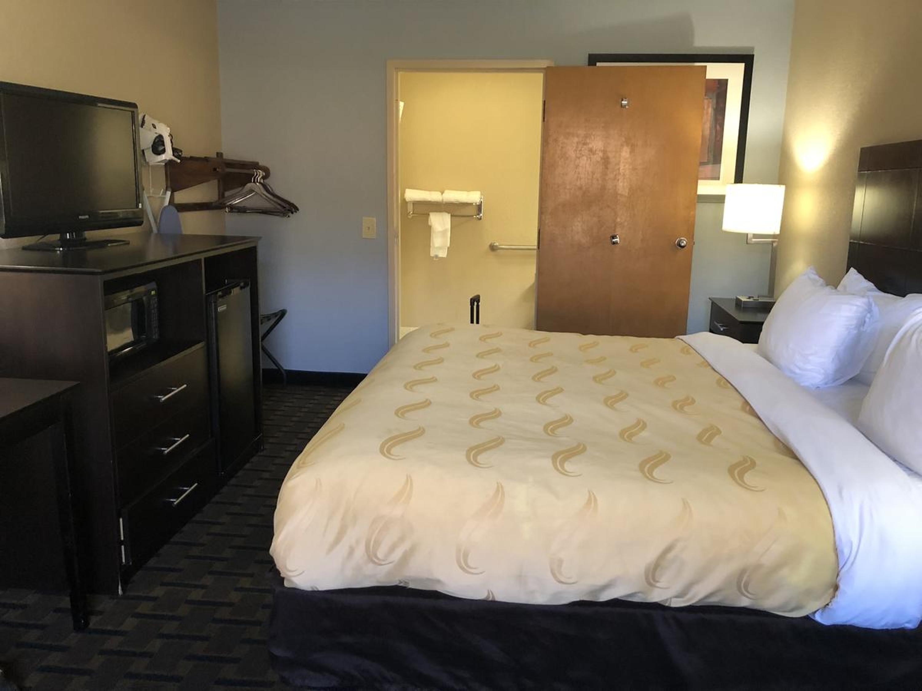 King Room - Accessible/Non-Smoking - Photo 3