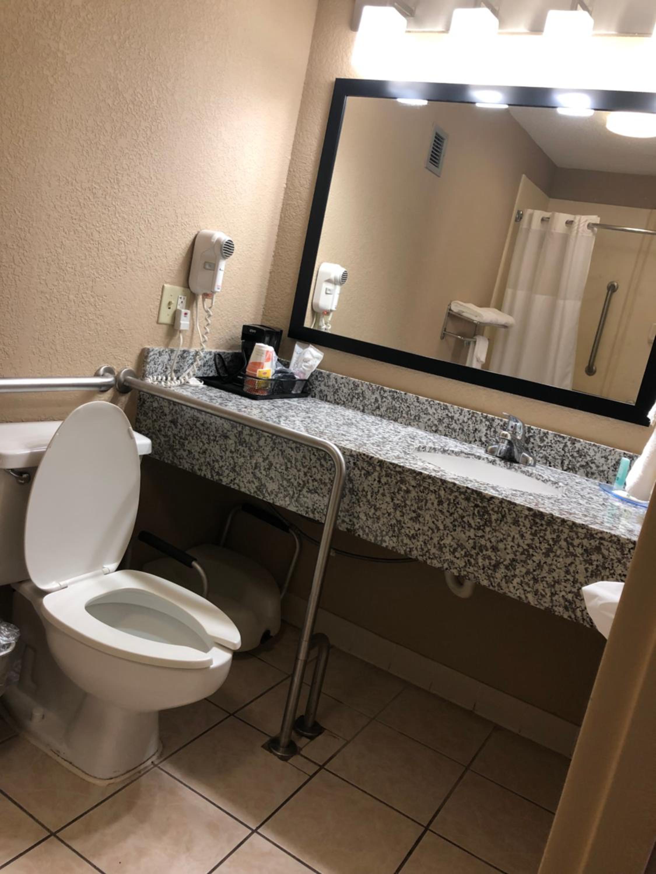 King Room - Accessible/Smoking - Photo 5
