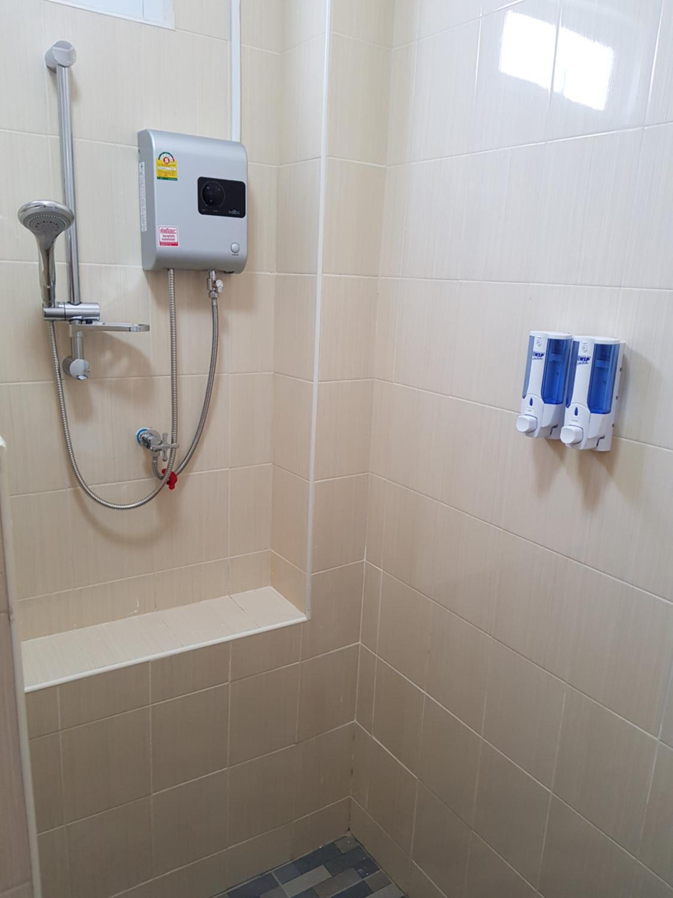 Twin Room with Bathroom - Photo 3