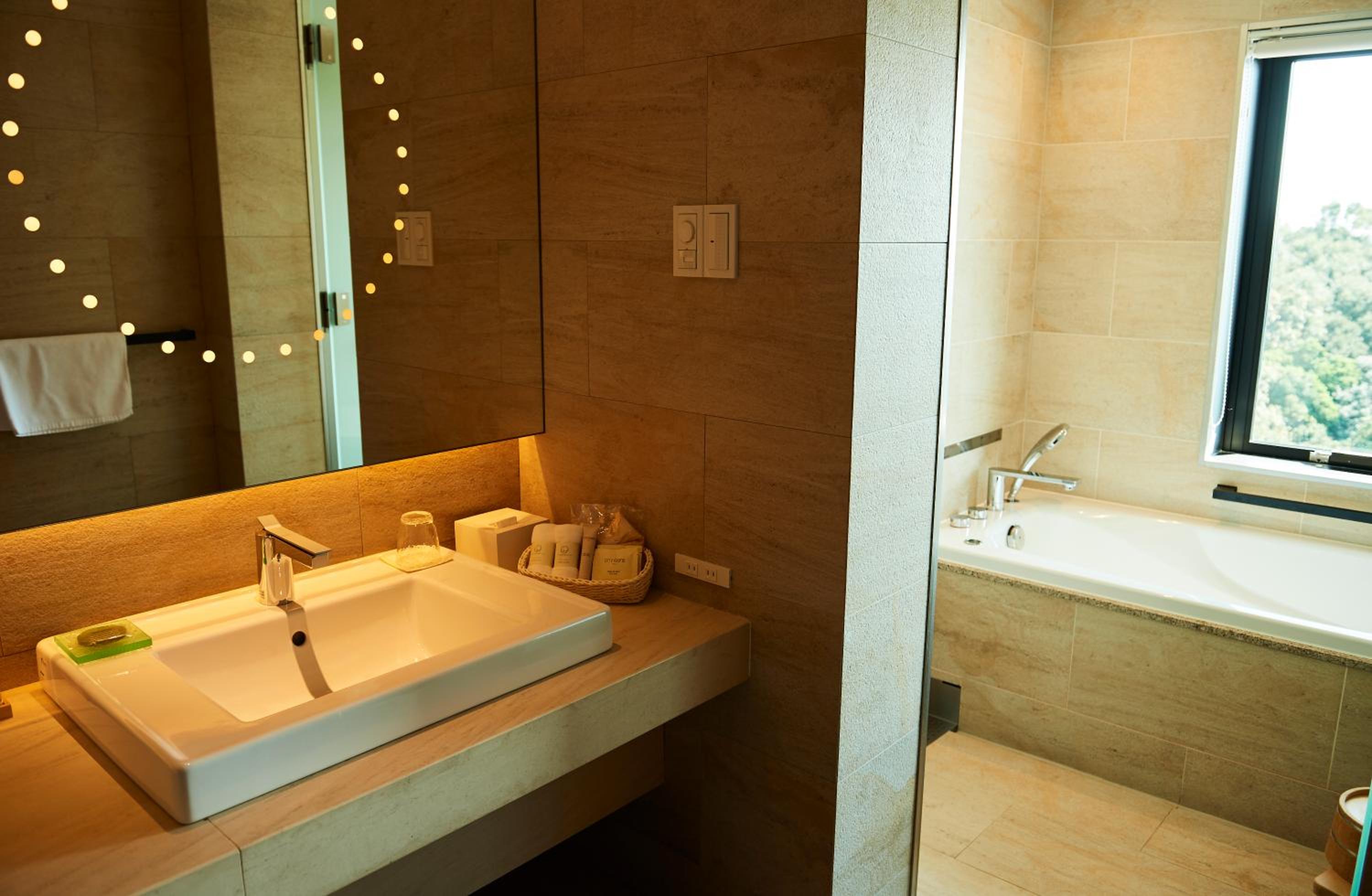 Twin Room - Non-Smoking photo 3