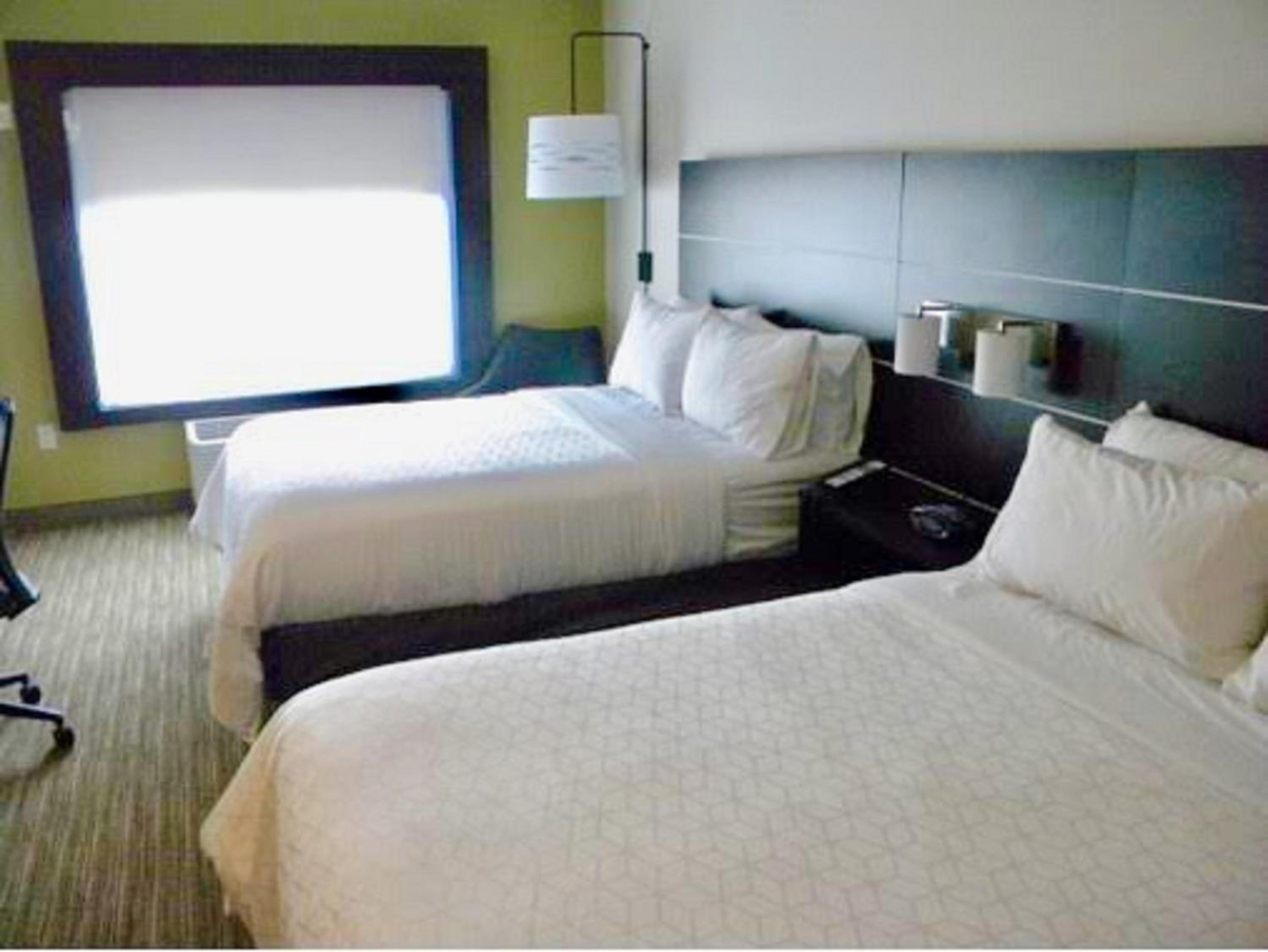 Standard Queen Room with Two Queen Beds - Photo 4