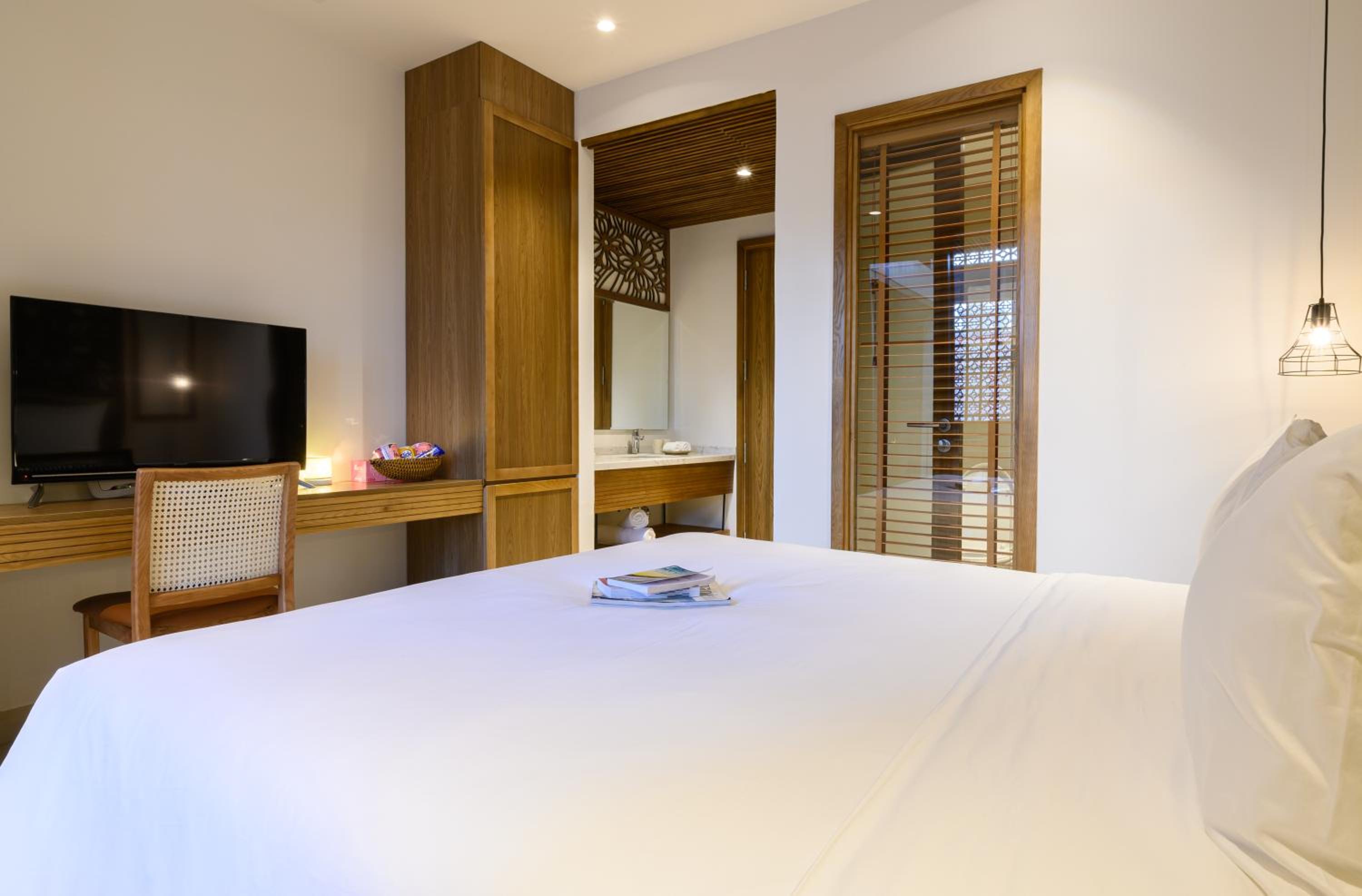 Deluxe Double Room with Balcony and Garden View - Photo 8