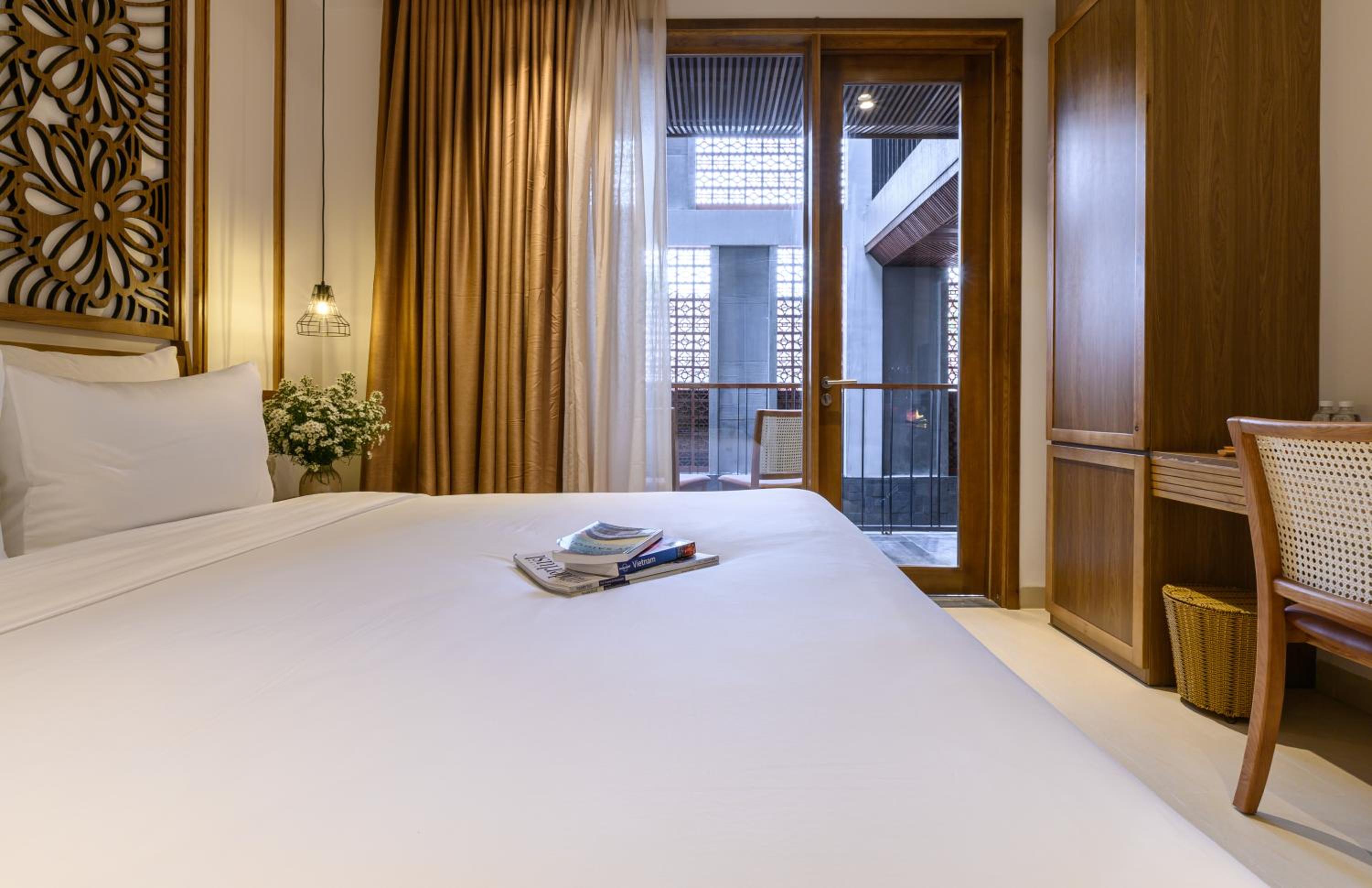 Deluxe Double Room with Balcony and Garden View - Photo 3