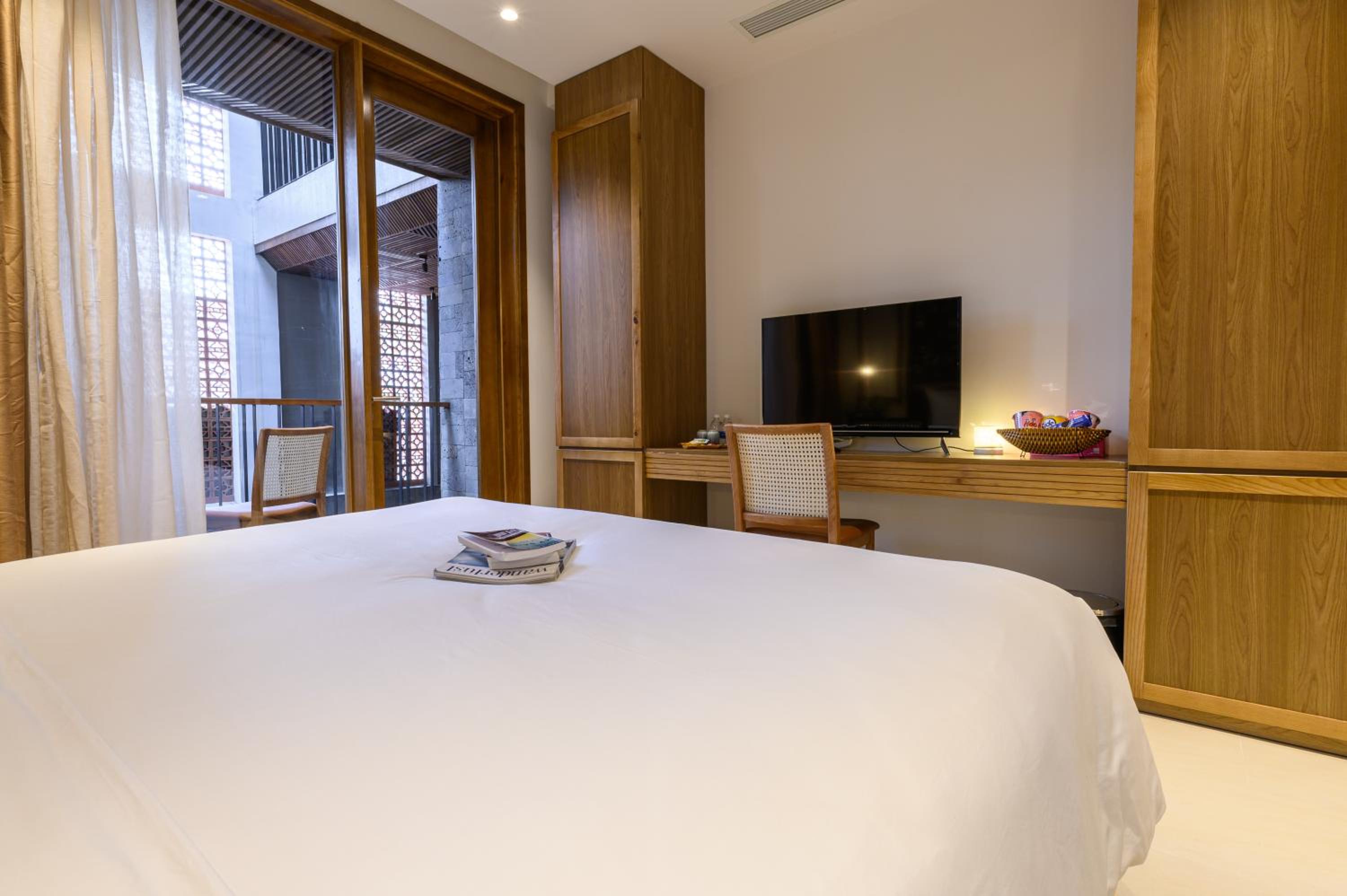 Deluxe Double Room with Balcony and Garden View - Photo 7
