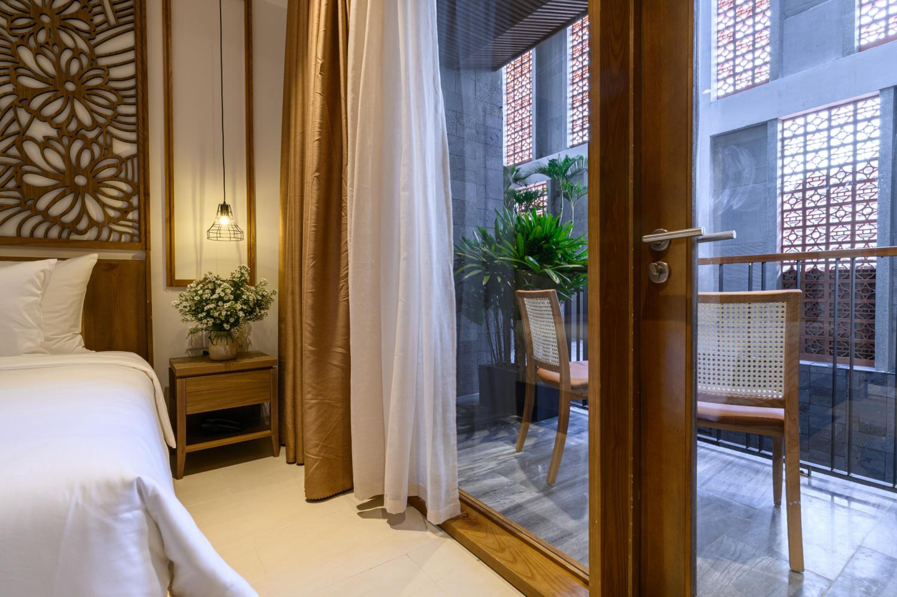 Deluxe Double Room with Balcony and Garden View - Photo 9