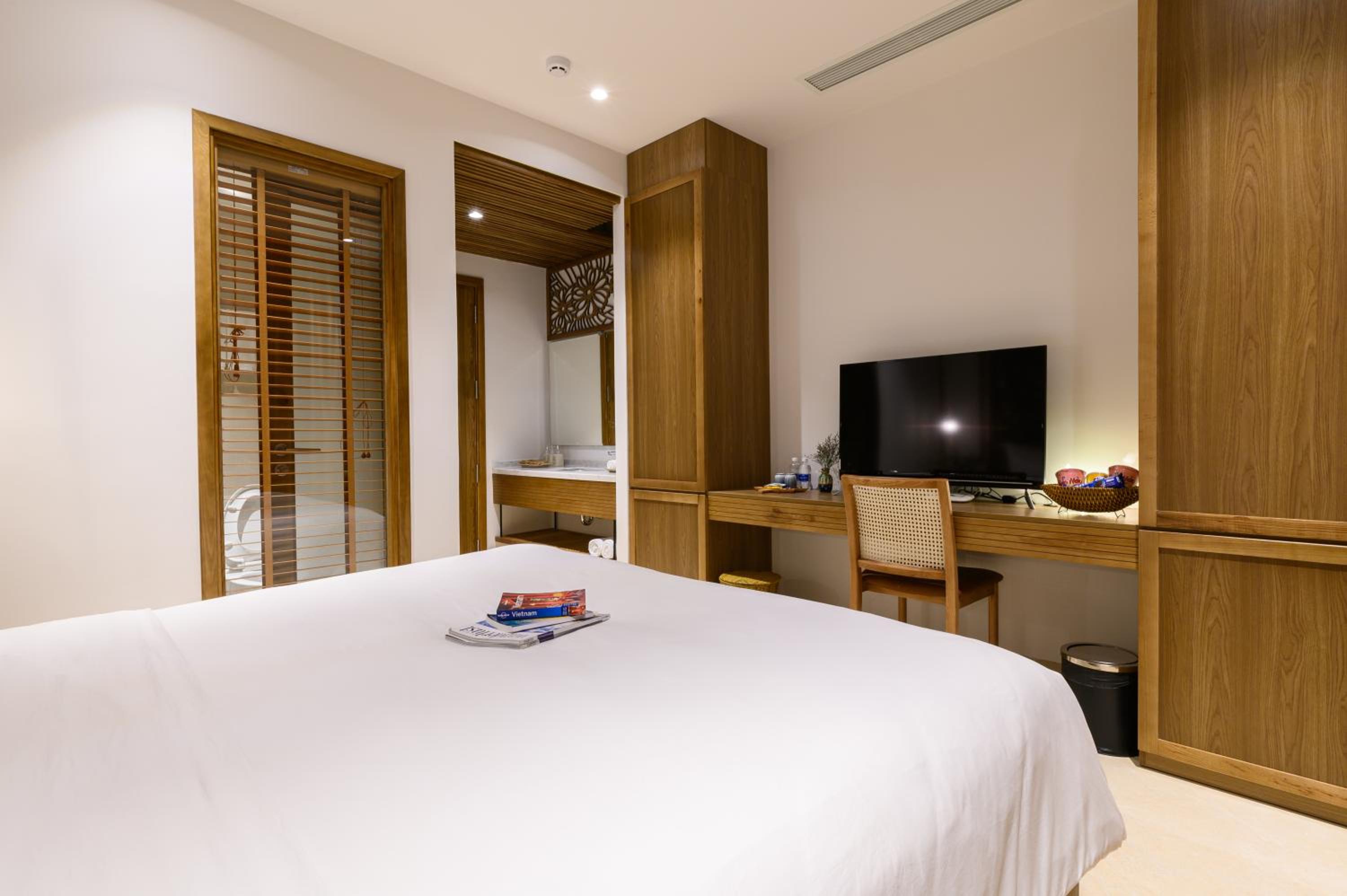 Deluxe Double Room with Balcony and Pool View - Photo 1