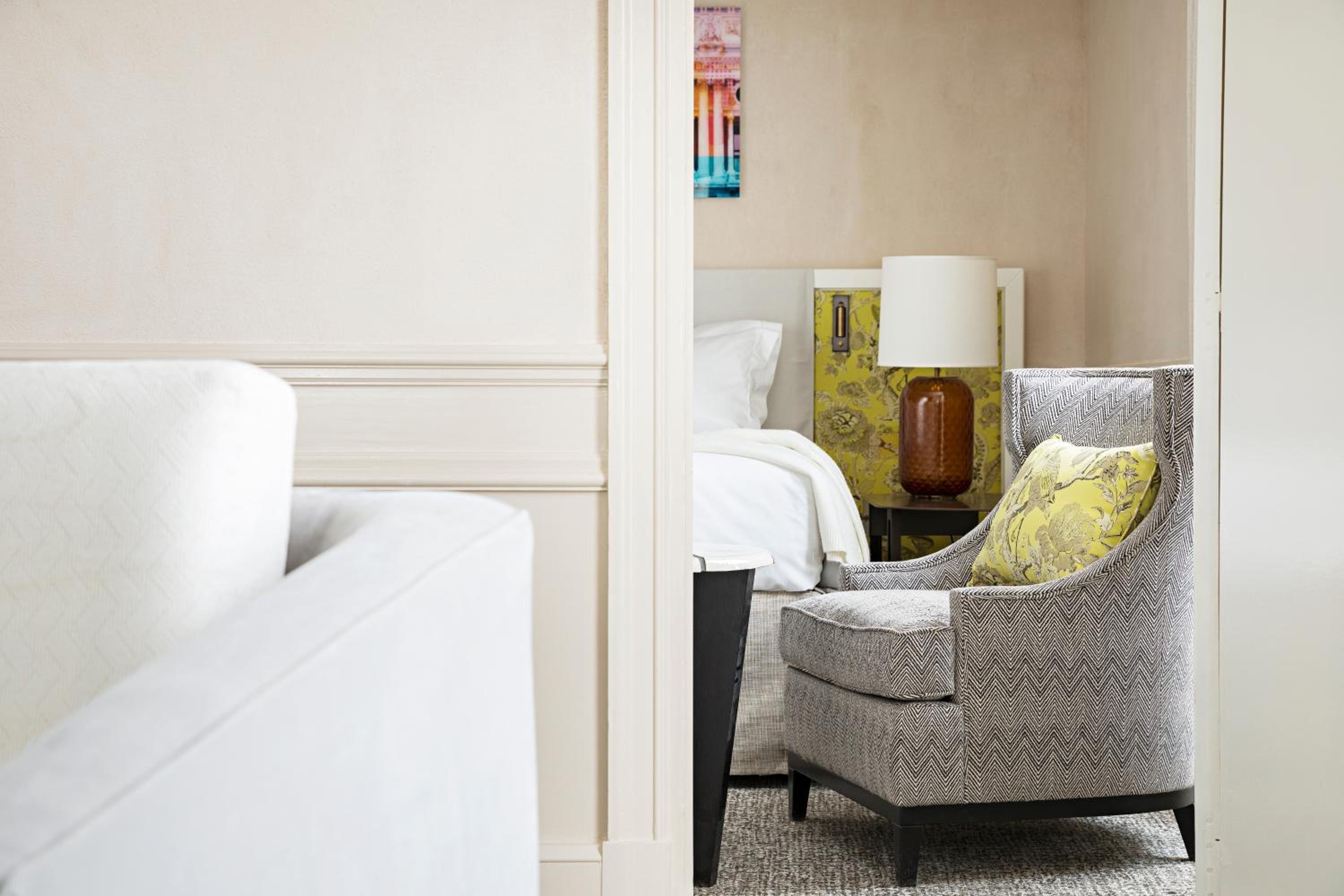 Suite Opéra avec 1 Lit King-Size et Grand Salon Séparé – Vue sur Boulevard ou Rue Scribe Suite Opéra avec 1 Lit King-Size et Grand Salon Séparé – Vue sur Boulevard ou Rue Scribe