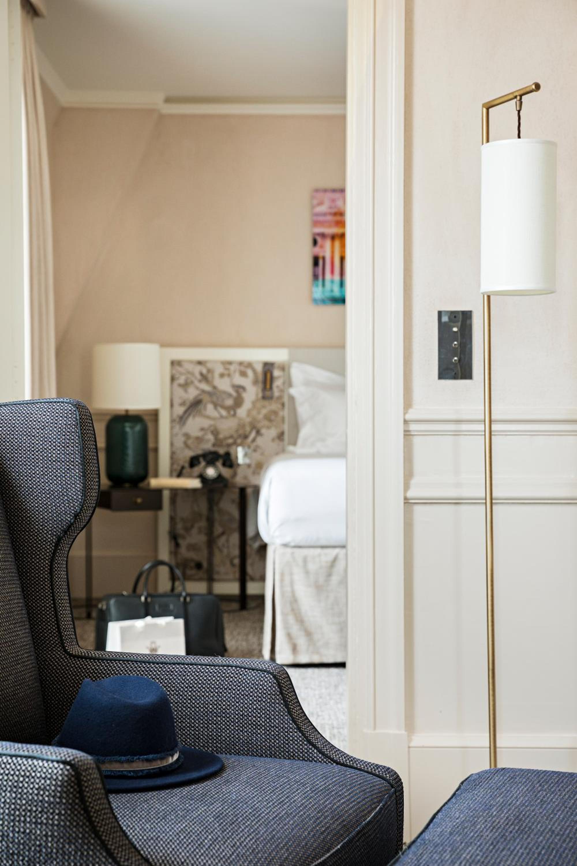 Suite Opéra avec 1 Lit King-Size et Grand Salon Séparé – Vue sur Boulevard ou Rue Scribe Suite Opéra avec 1 Lit King-Size et Grand Salon Séparé – Vue sur Boulevard ou Rue Scribe