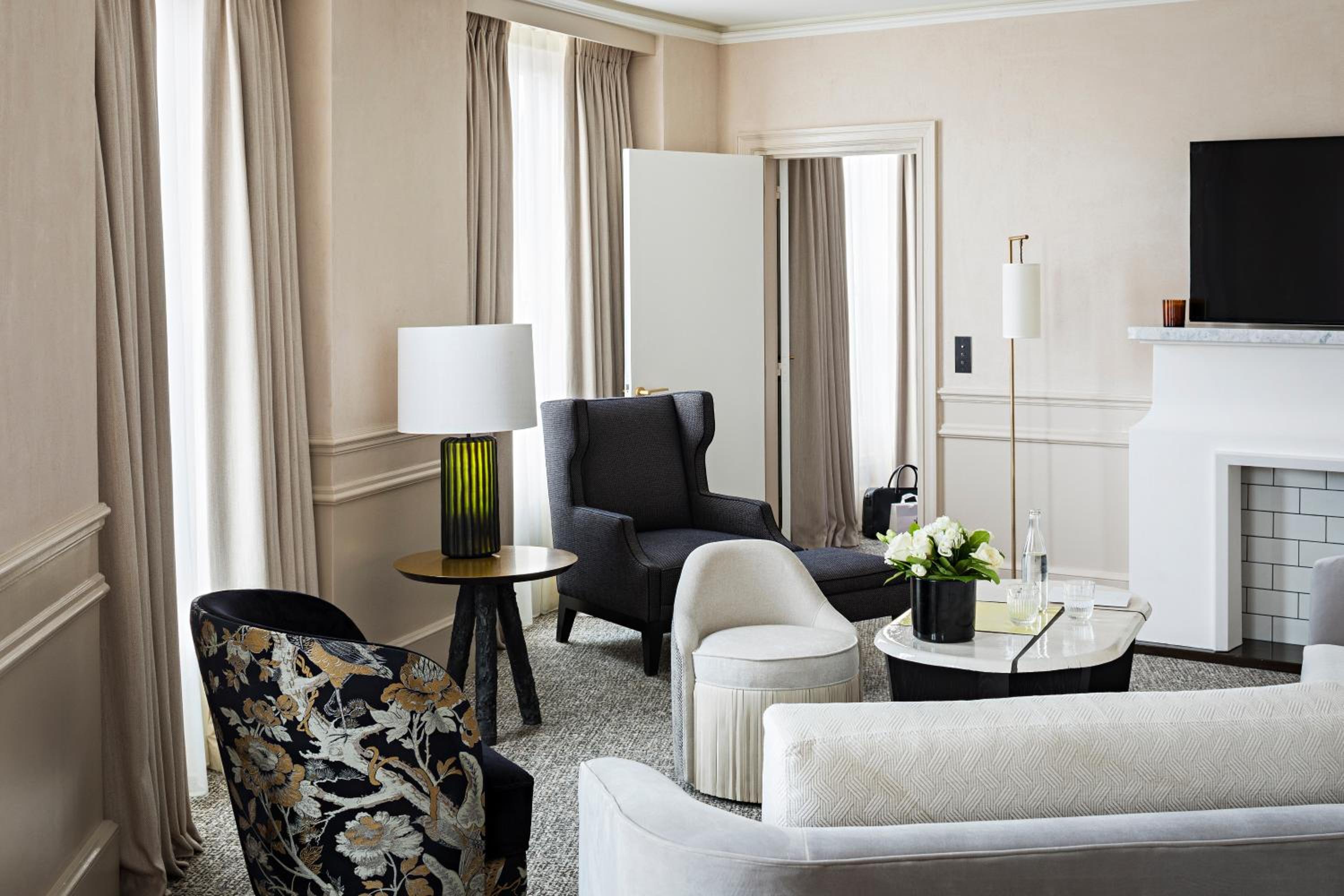Suite Opéra avec 1 Lit King-Size et Grand Salon Séparé – Vue sur Boulevard ou Rue Scribe Suite Opéra avec 1 Lit King-Size et Grand Salon Séparé – Vue sur Boulevard ou Rue Scribe