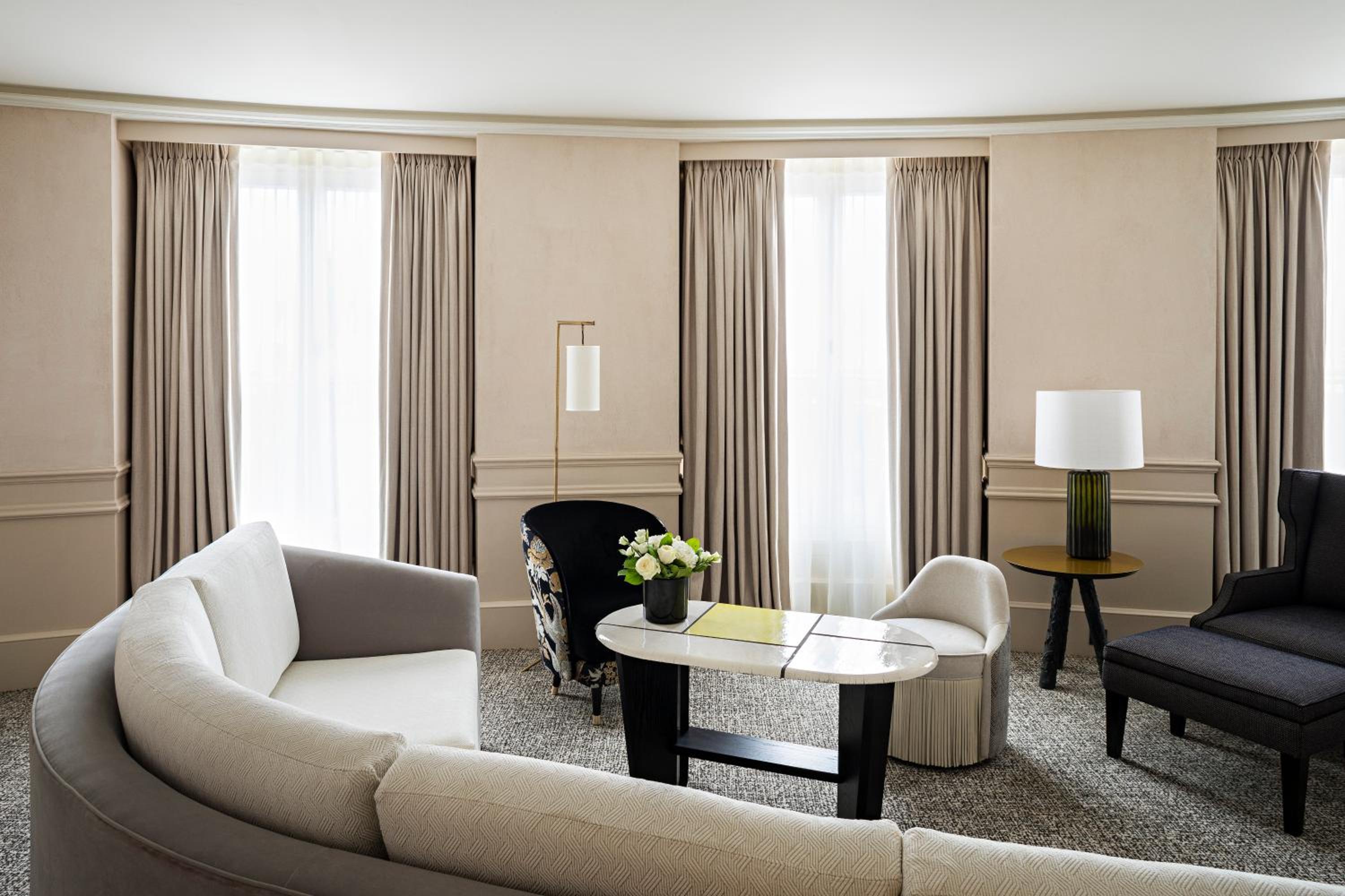Suite Opéra avec 1 Lit King-Size et Grand Salon Séparé – Vue sur Boulevard ou Rue Scribe Suite Opéra avec 1 Lit King-Size et Grand Salon Séparé – Vue sur Boulevard ou Rue Scribe