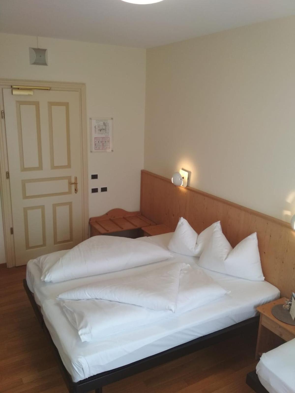 Double or Twin Room - Photo 4