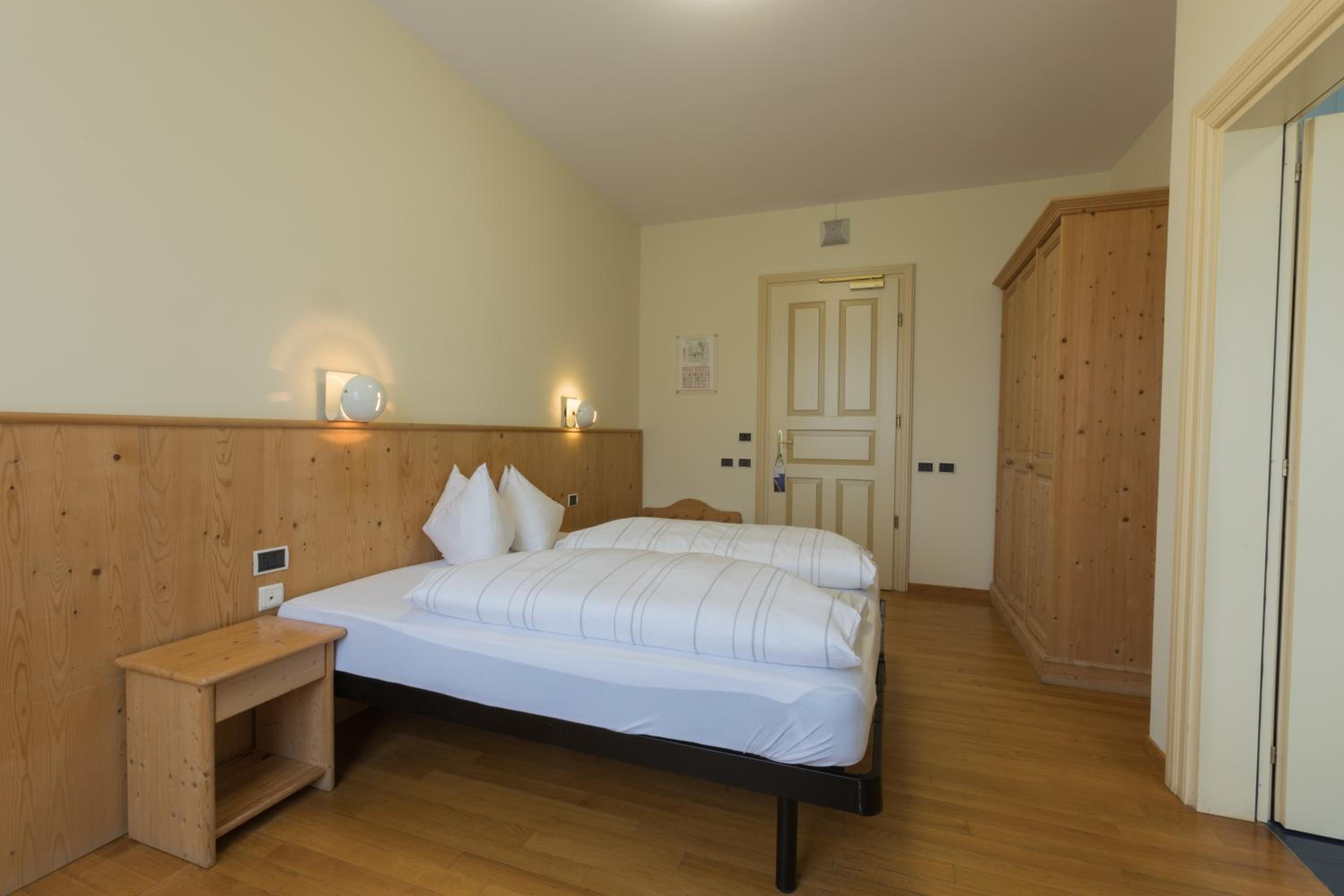Double or Twin Room - Photo 5