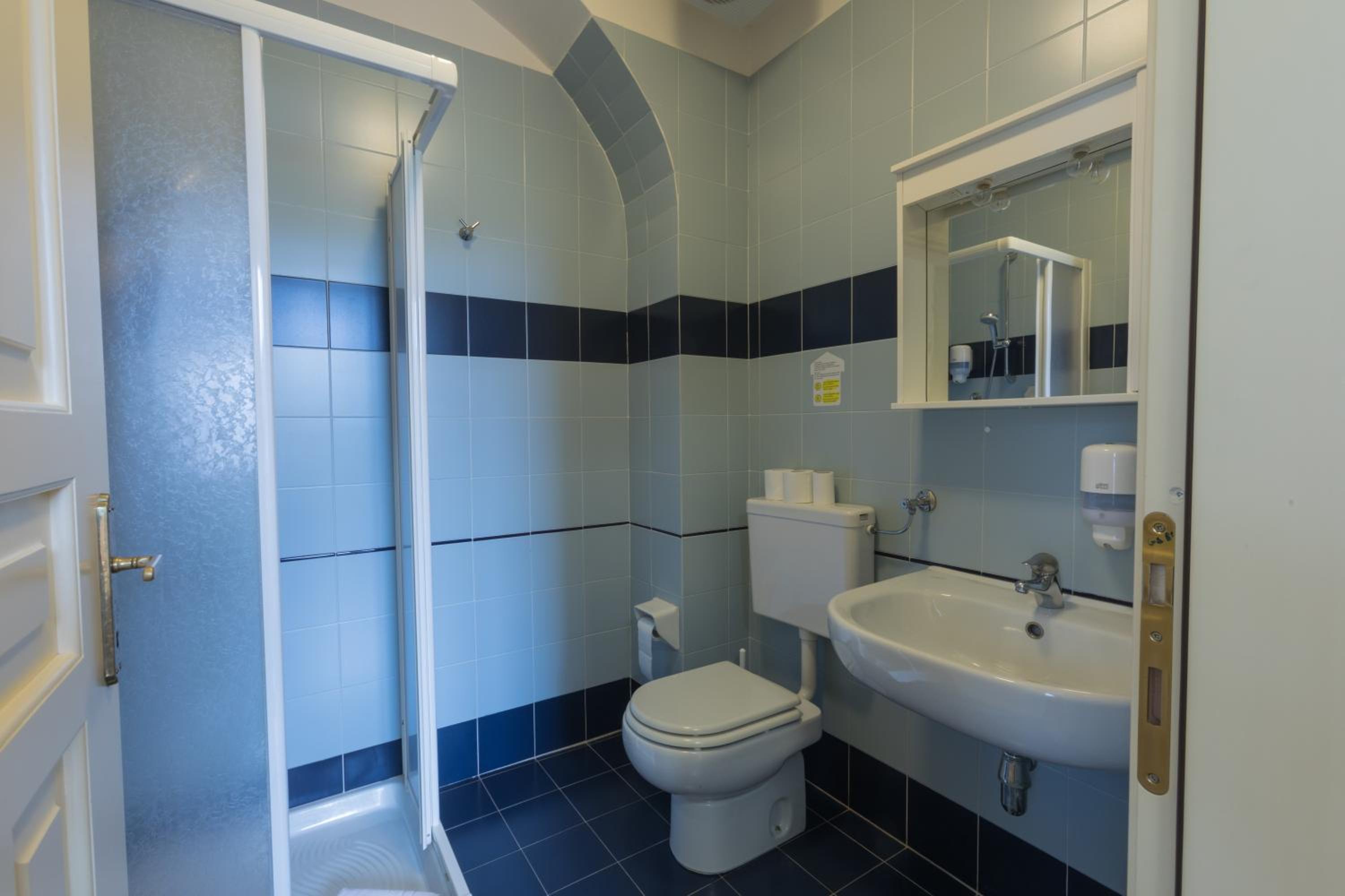 Double or Twin Room - Photo 3