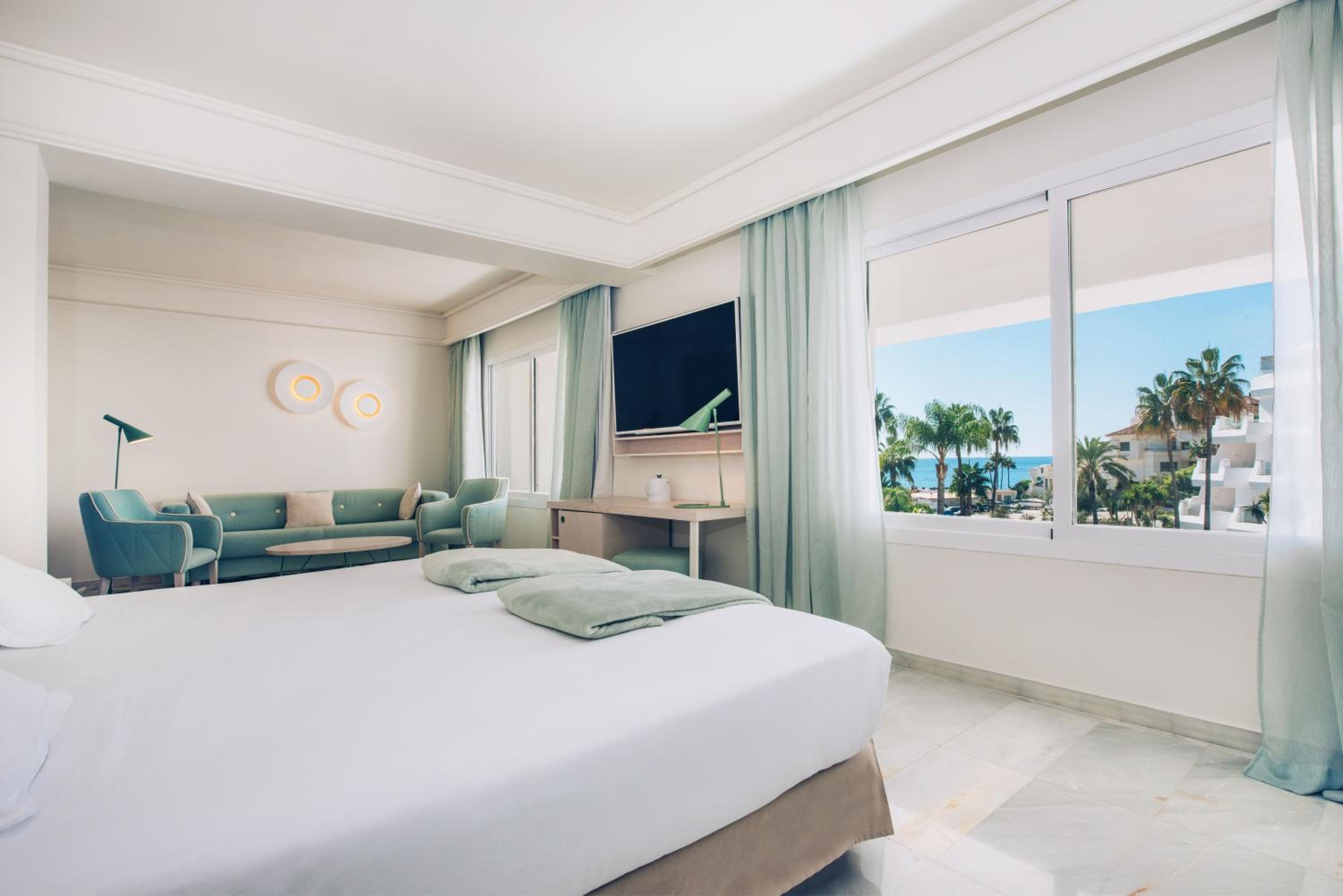 Suite Junior con vista a la piscina