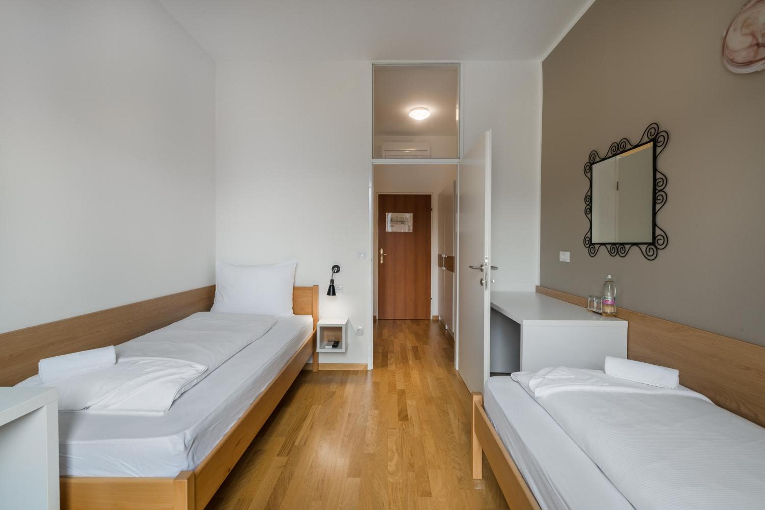Standard Twin Room - Photo 3