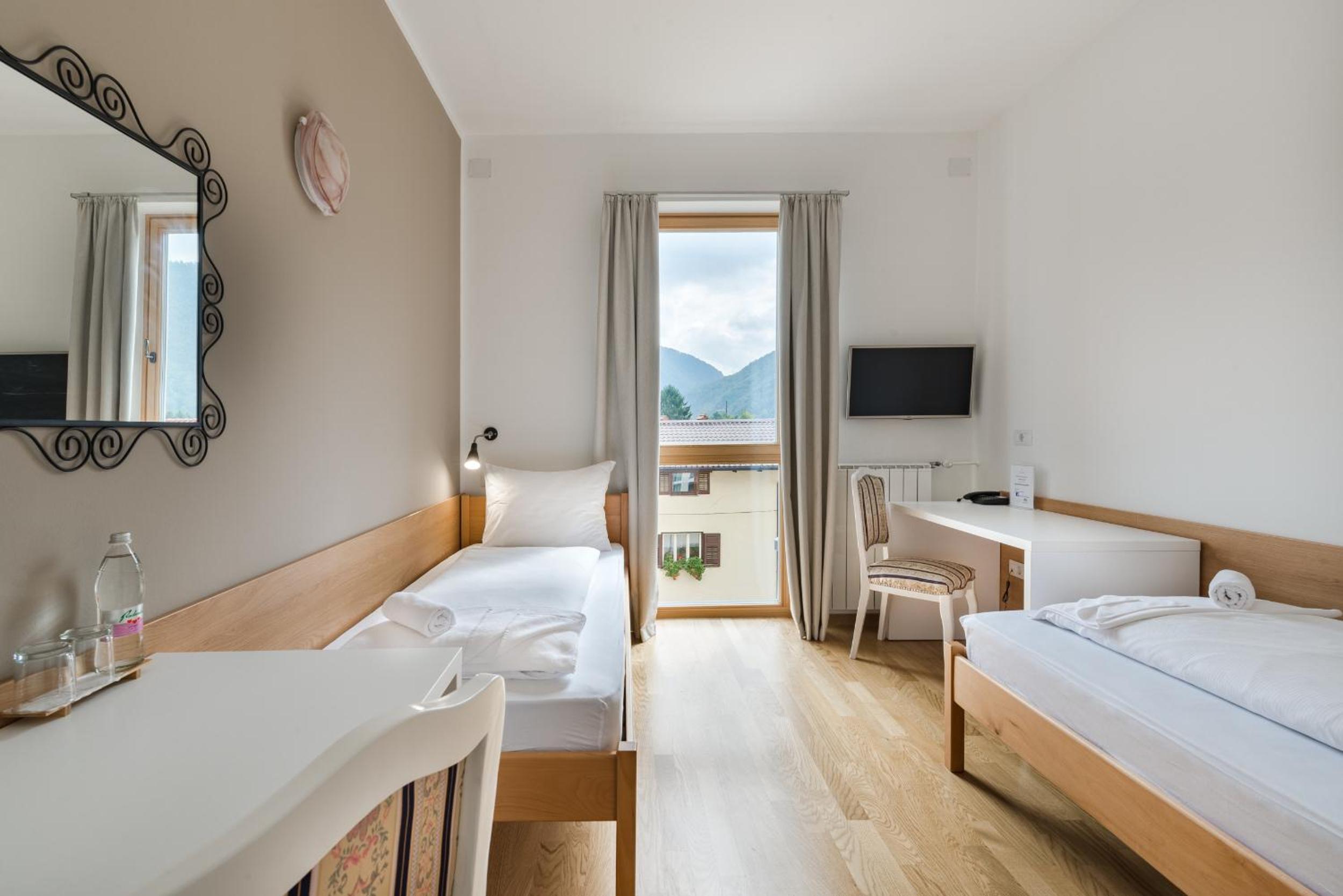 Standard Twin Room - Photo 1