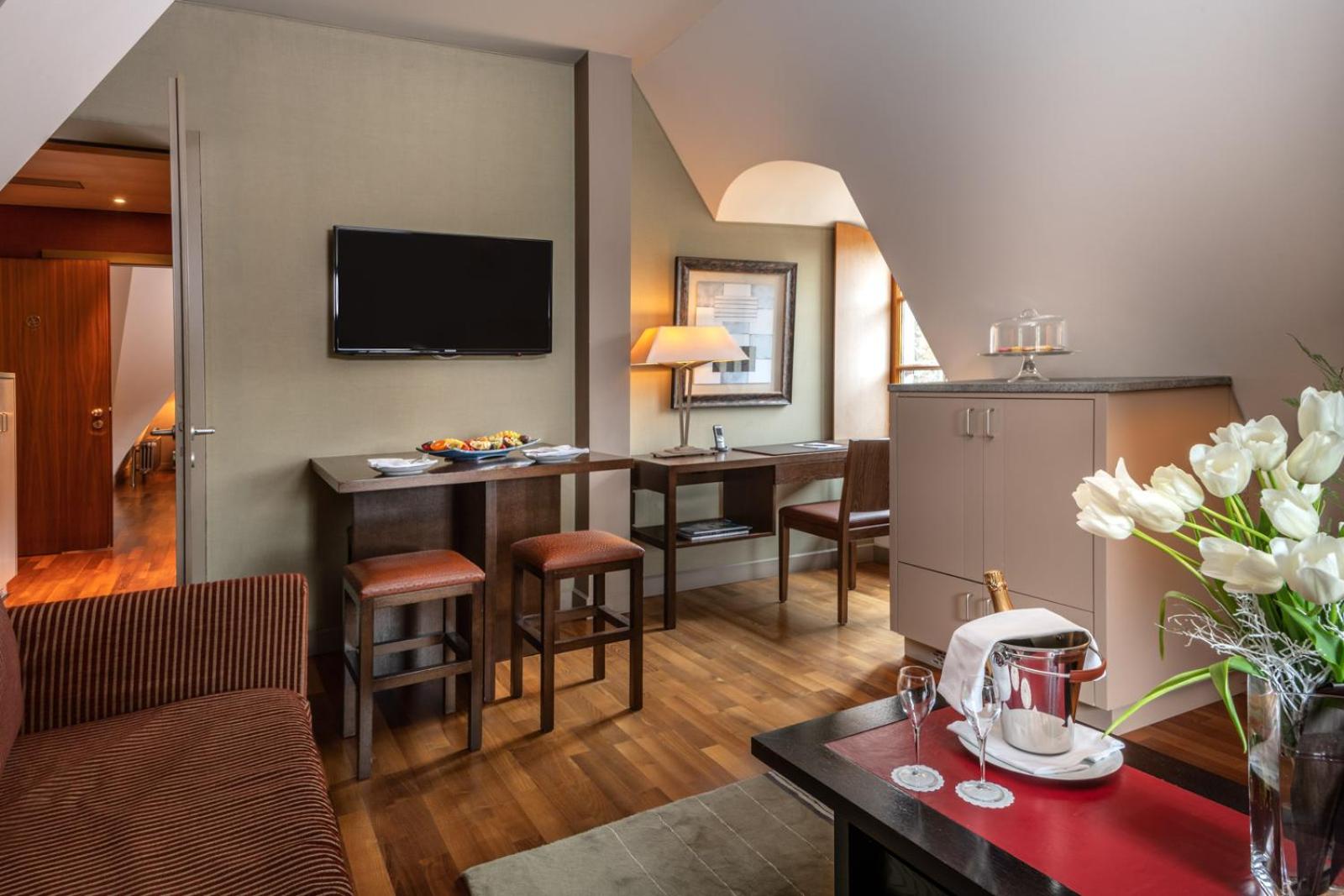 Suite with Lake View - Photo 6