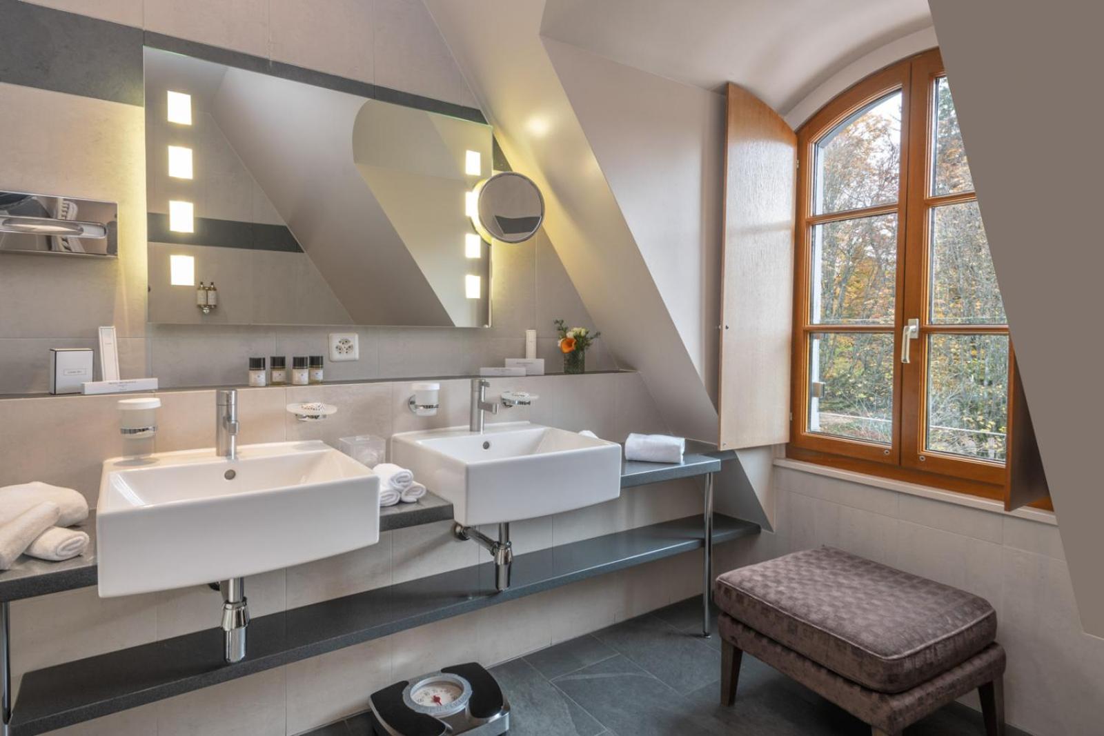 Suite with Lake View - Photo 5
