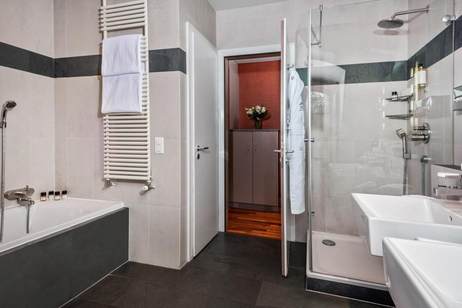 Suite with Lake View - Photo 2