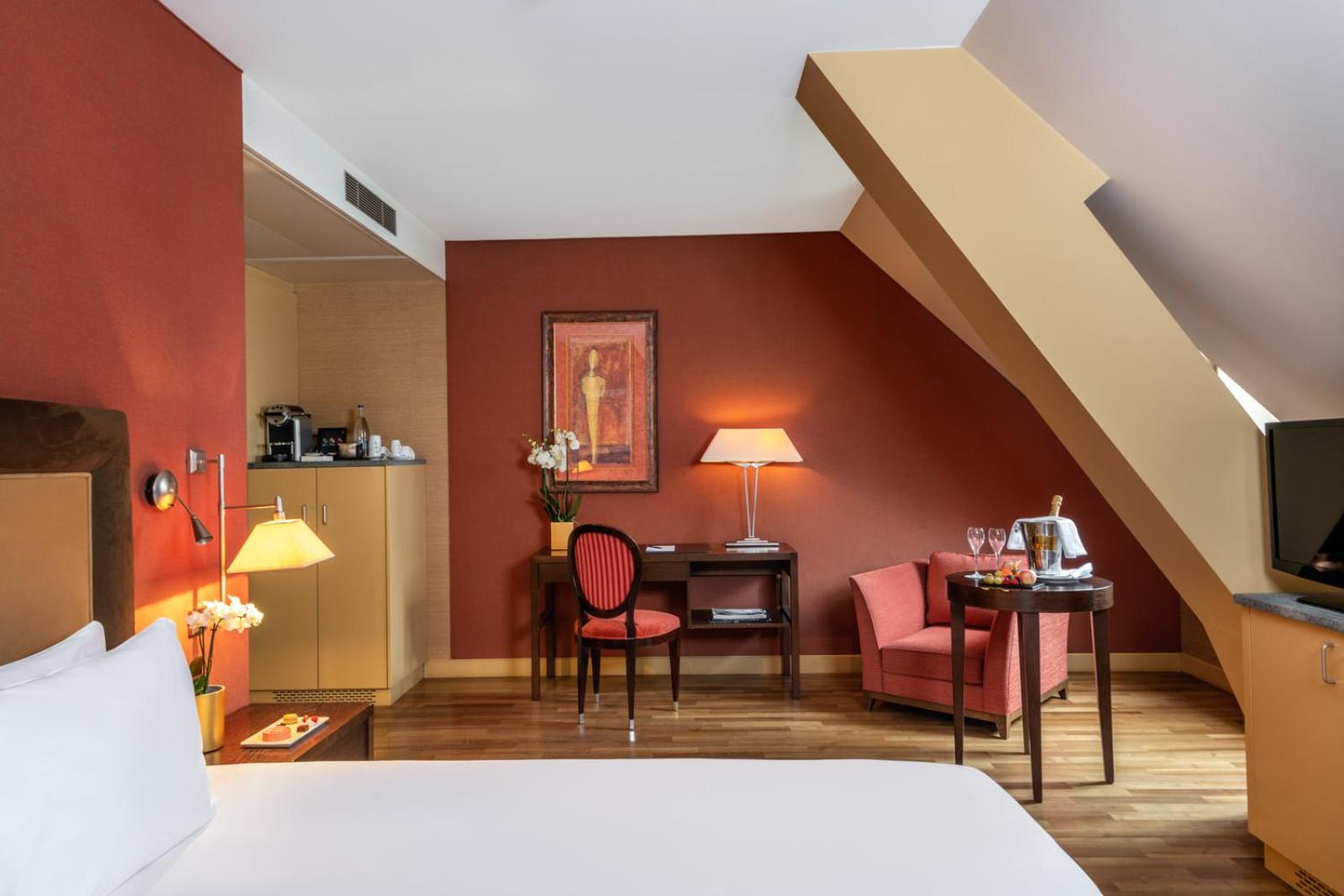 King Room with Lake View - Photo 5