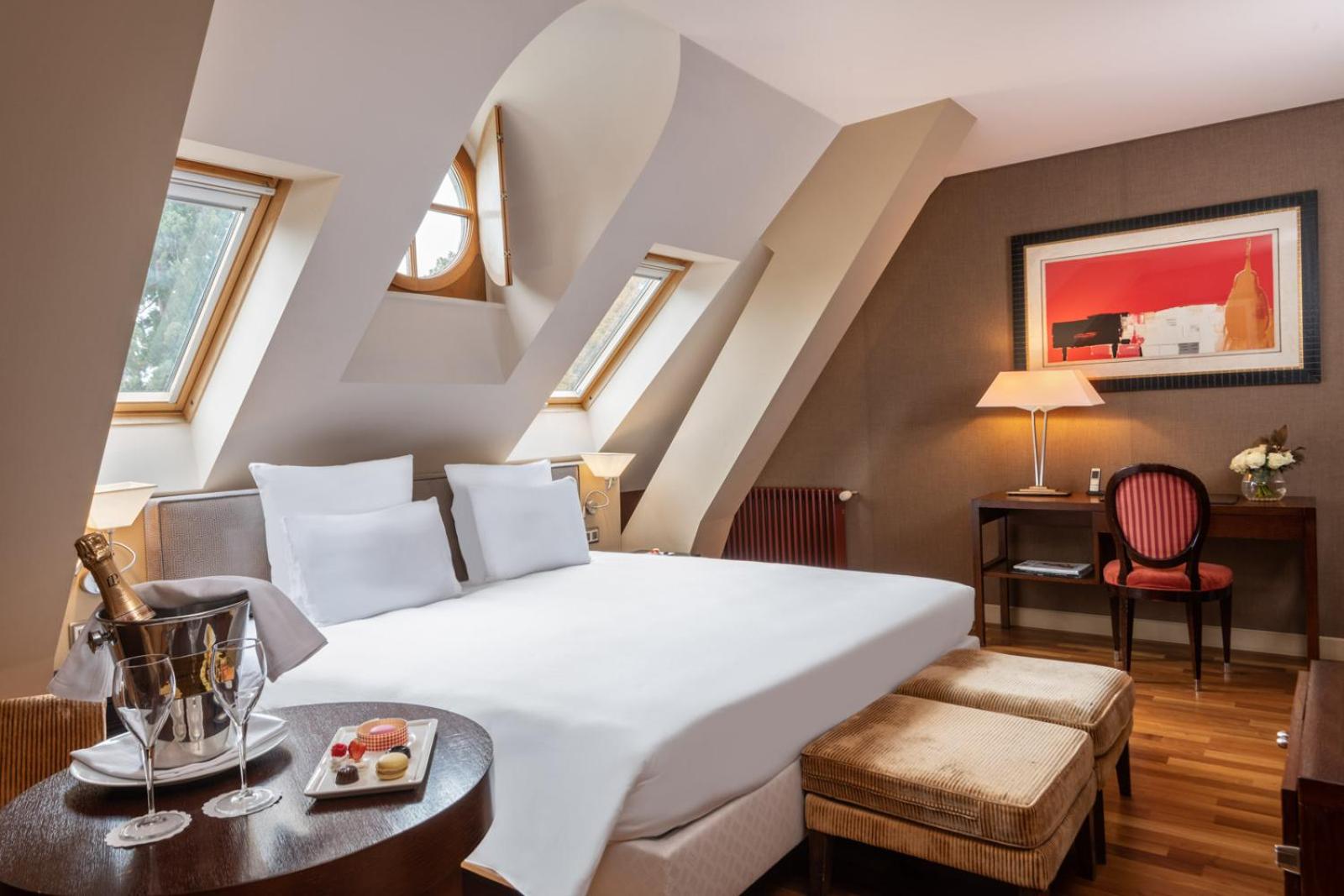 King Room with Lake View - Photo 3
