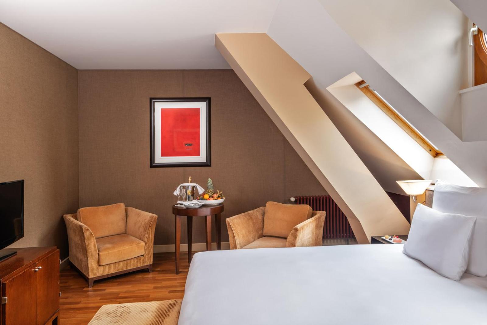King Room with Lake View - Photo 8