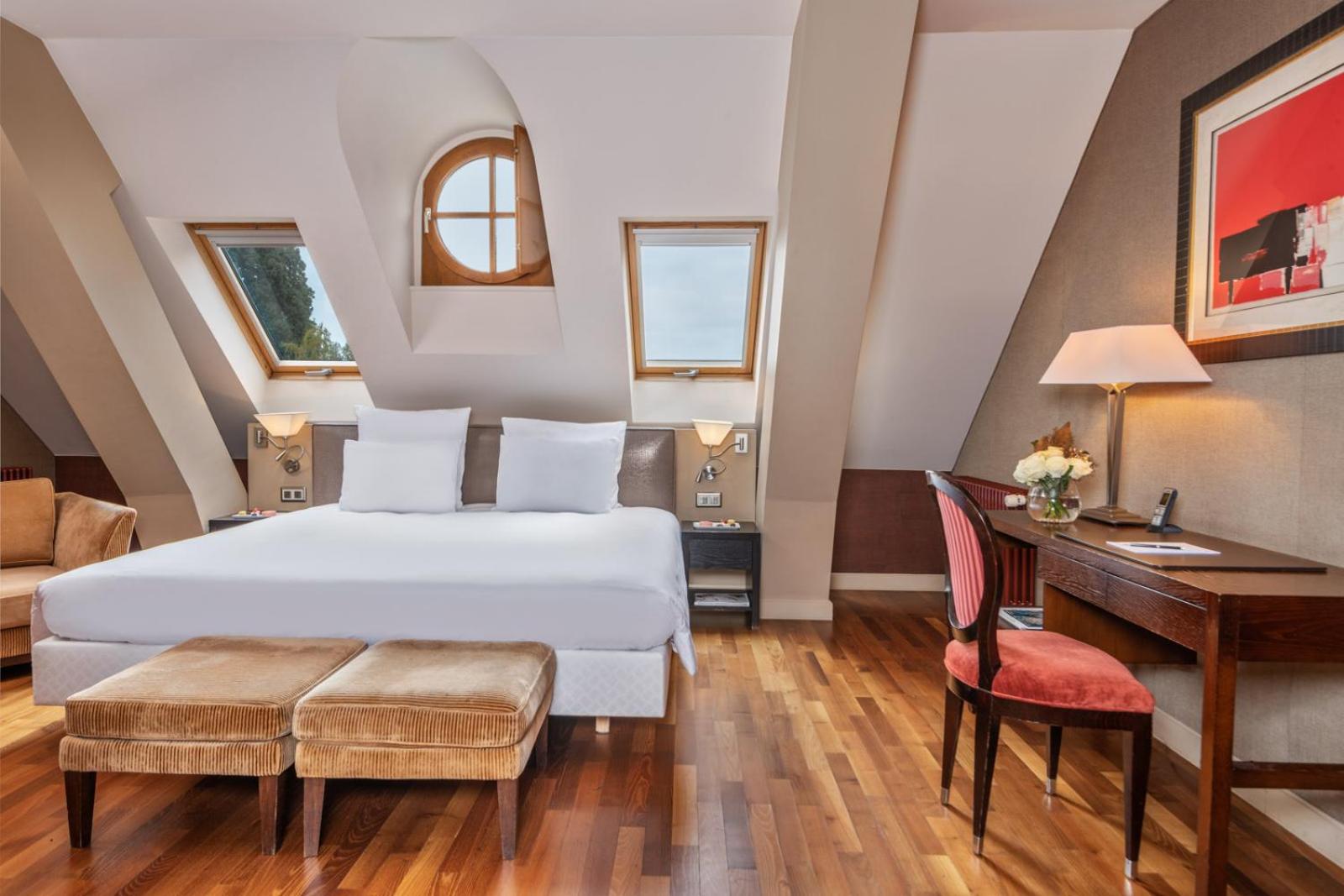 King Room with Lake View - Photo 9