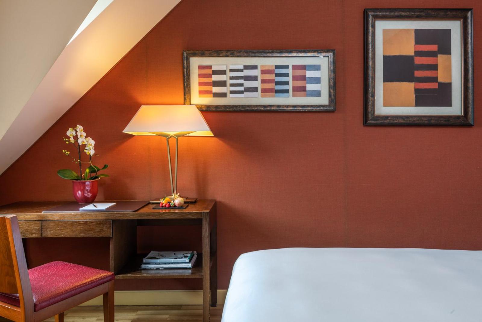 King Room with Lake View - Photo 10