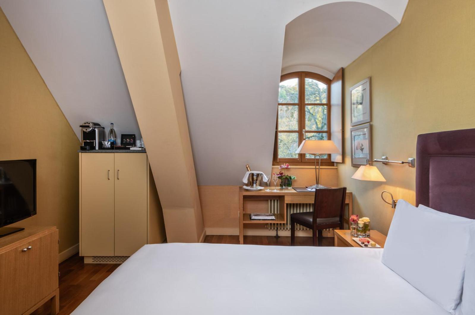 Queen Room with Garden View - Photo 1